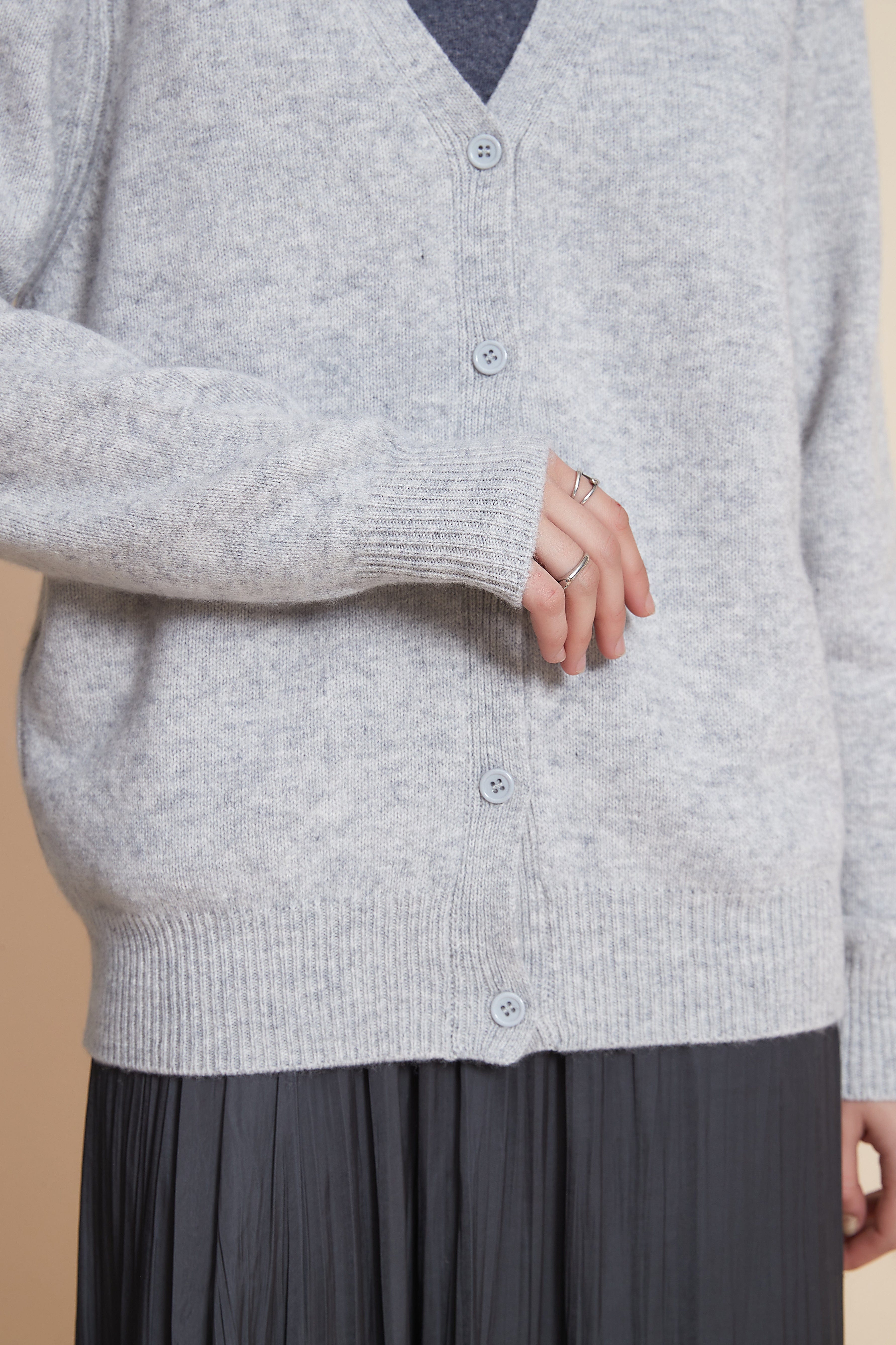 يولا كارديجان سادة بأزرار كم طويل