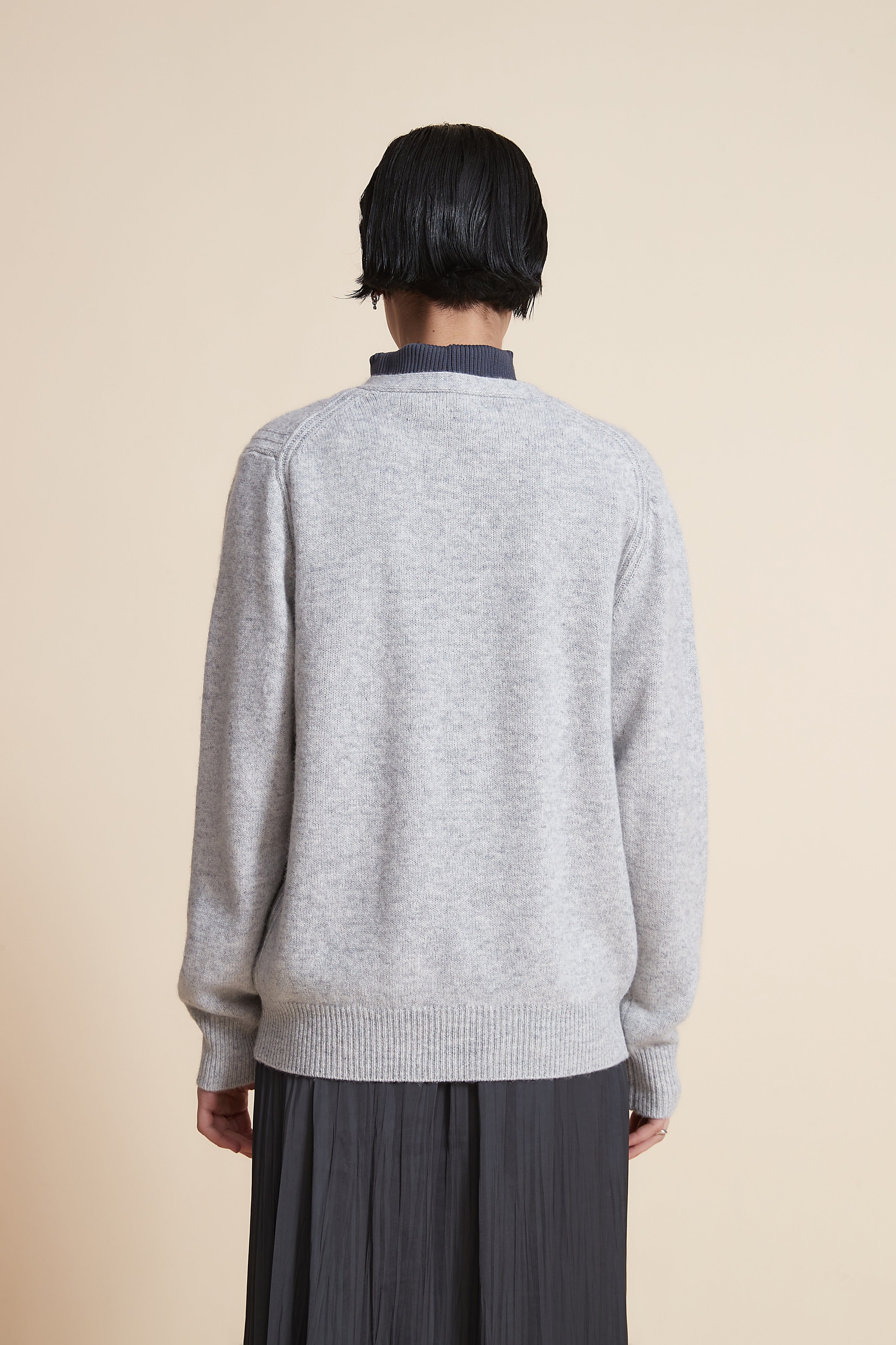 يولا كارديجان سادة بأزرار كم طويل