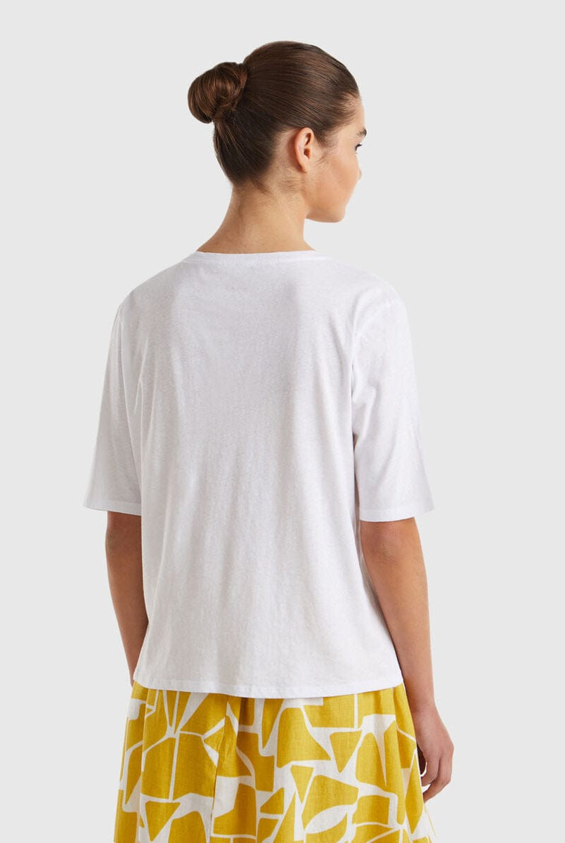 يونايتد كولورز اوف بينيتون تي شيرت نسائي بقصة مريحة ورقبة على شكل V بأكمام قصيرة