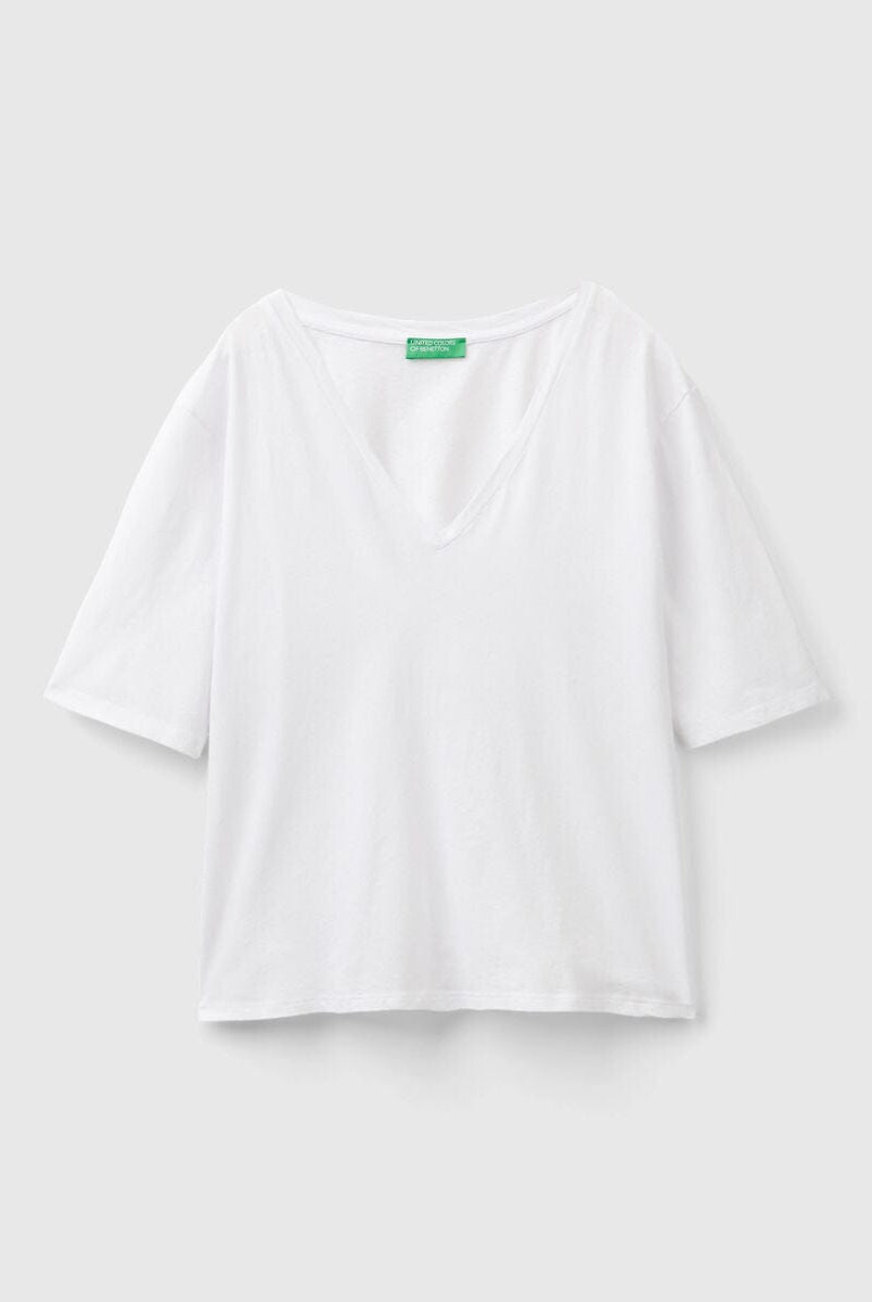 يونايتد كولورز اوف بينيتون تي شيرت نسائي بقصة مريحة ورقبة على شكل V بأكمام قصيرة