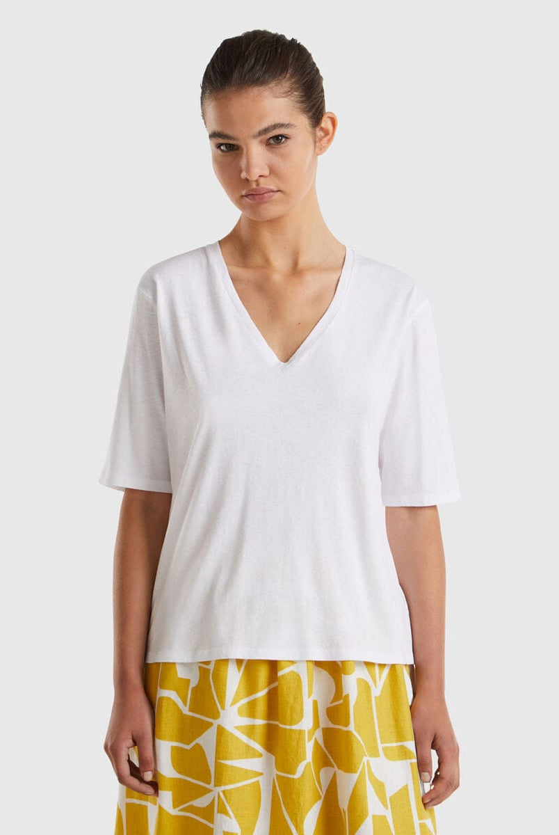 يونايتد كولورز اوف بينيتون تي شيرت نسائي بقصة مريحة ورقبة على شكل V بأكمام قصيرة