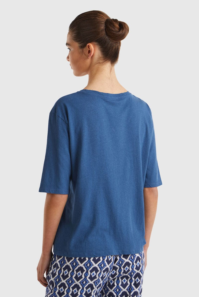 يونايتد كولورز اوف بينيتون تي شيرت نسائي بقصة مريحة ورقبة على شكل V بأكمام قصيرة