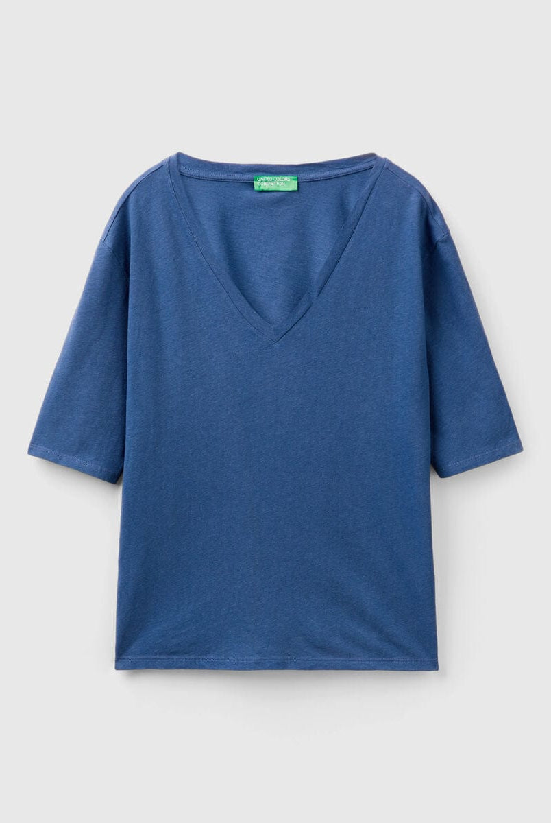 يونايتد كولورز اوف بينيتون تي شيرت نسائي بقصة مريحة ورقبة على شكل V بأكمام قصيرة