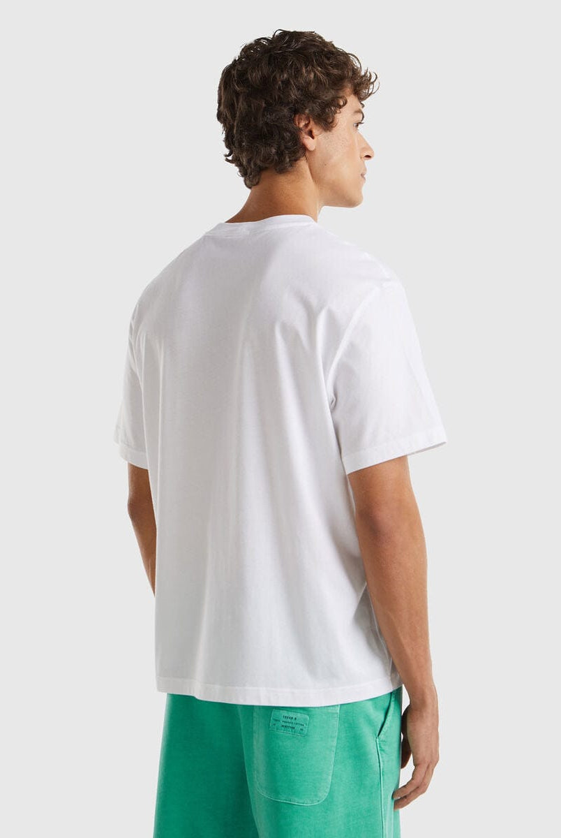 يونايتد كولورز اوف بينيتون تي شيرت رجالي كم قصير طباعة جرافيك أمامي وخلفي