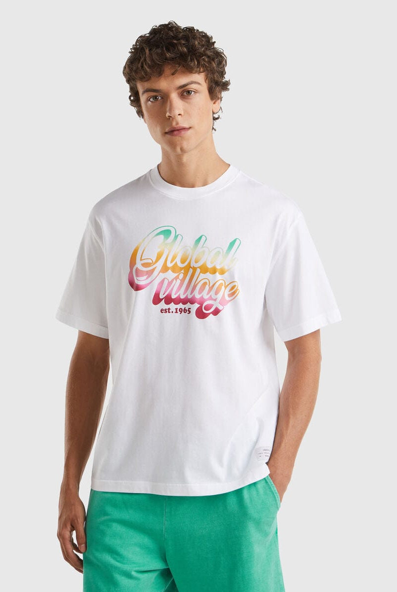 يونايتد كولورز اوف بينيتون تي شيرت رجالي كم قصير طباعة جرافيك أمامي وخلفي