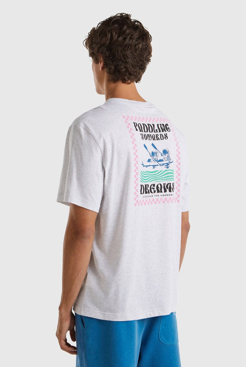 يونايتد كولورز اوف بينيتون تي شيرت رجالي كم قصير طباعة جرافيك أمامي وخلفي