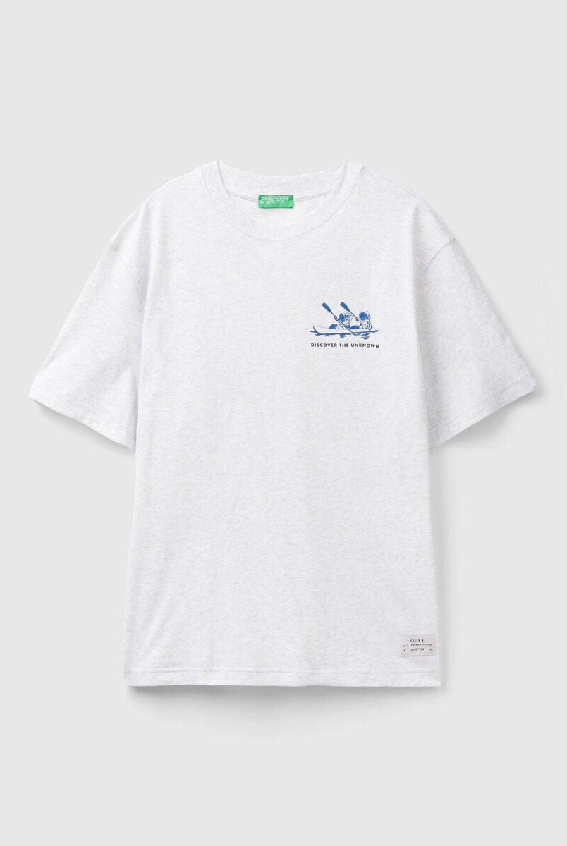 يونايتد كولورز اوف بينيتون تي شيرت رجالي كم قصير طباعة جرافيك أمامي وخلفي