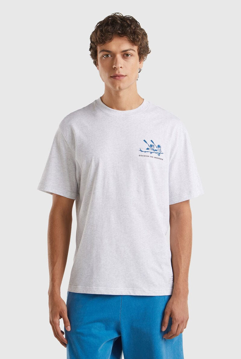 يونايتد كولورز اوف بينيتون تي شيرت رجالي كم قصير طباعة جرافيك أمامي وخلفي