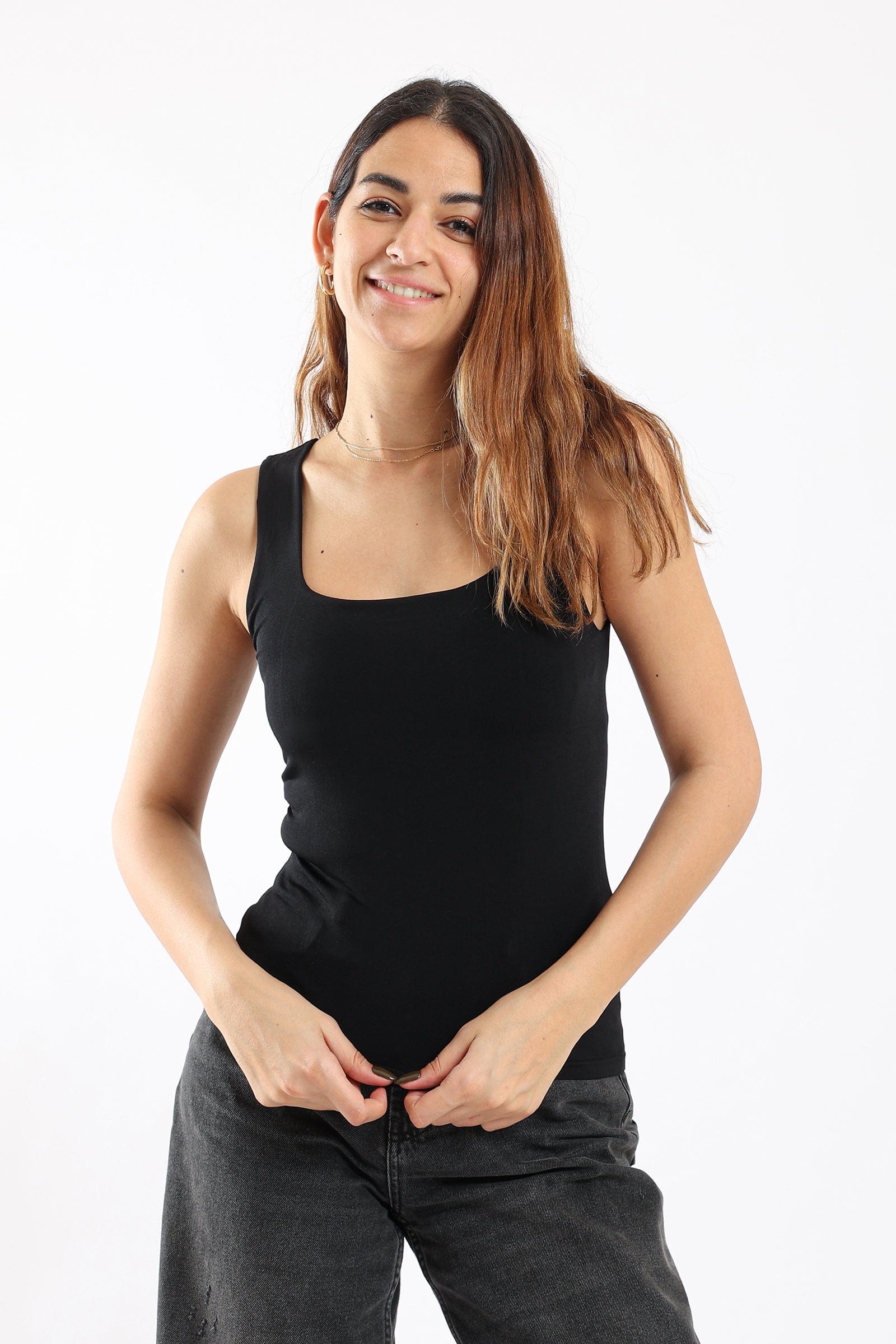 كارينا بلوزة بياقة مربعة سادة بحمالات