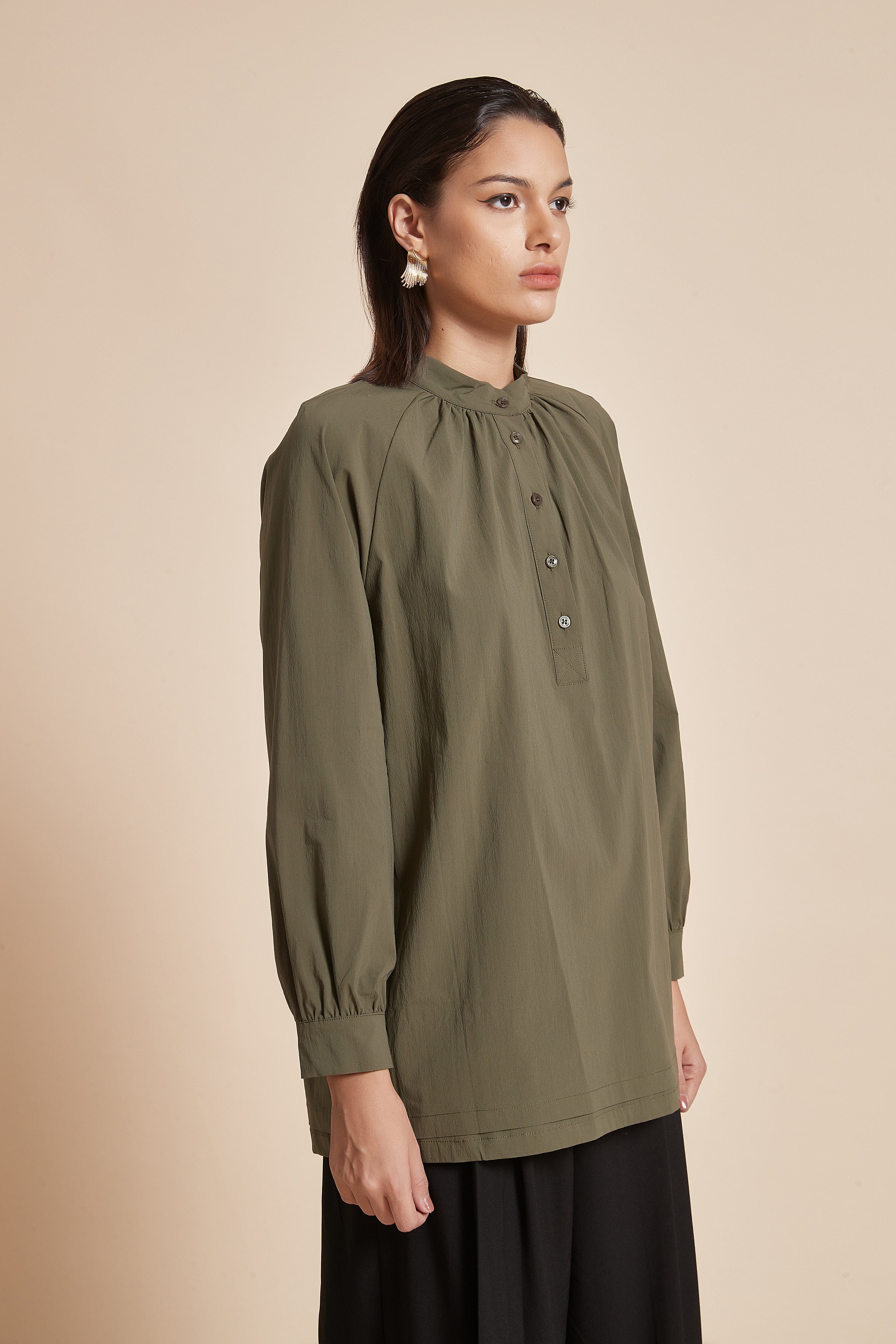 يولا بلوزة نسائية طويلة سادة بكم طويل واسع مع أزرار أمامية ورقبة دائرية