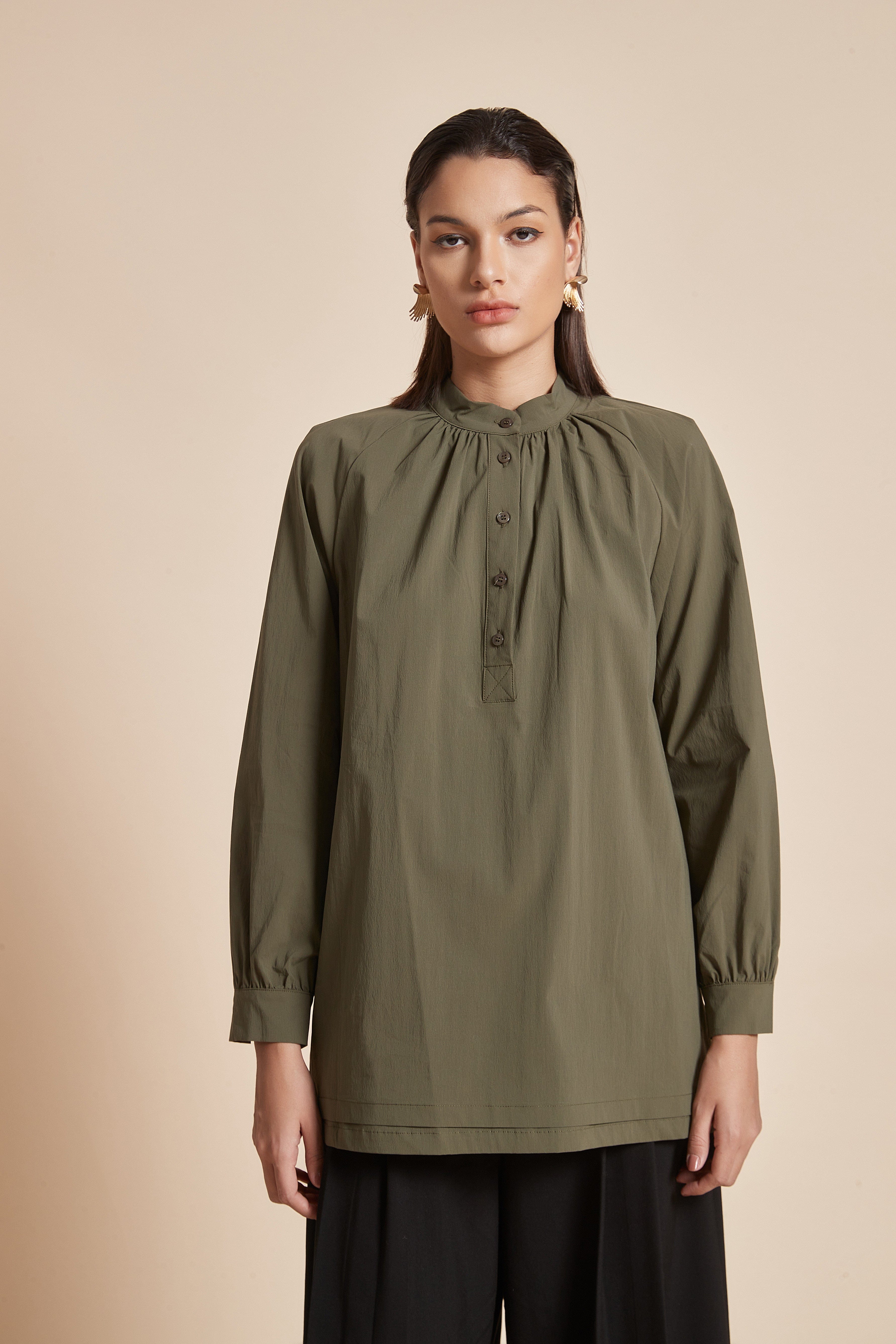 يولا بلوزة نسائية طويلة سادة بكم طويل واسع مع أزرار أمامية ورقبة دائرية