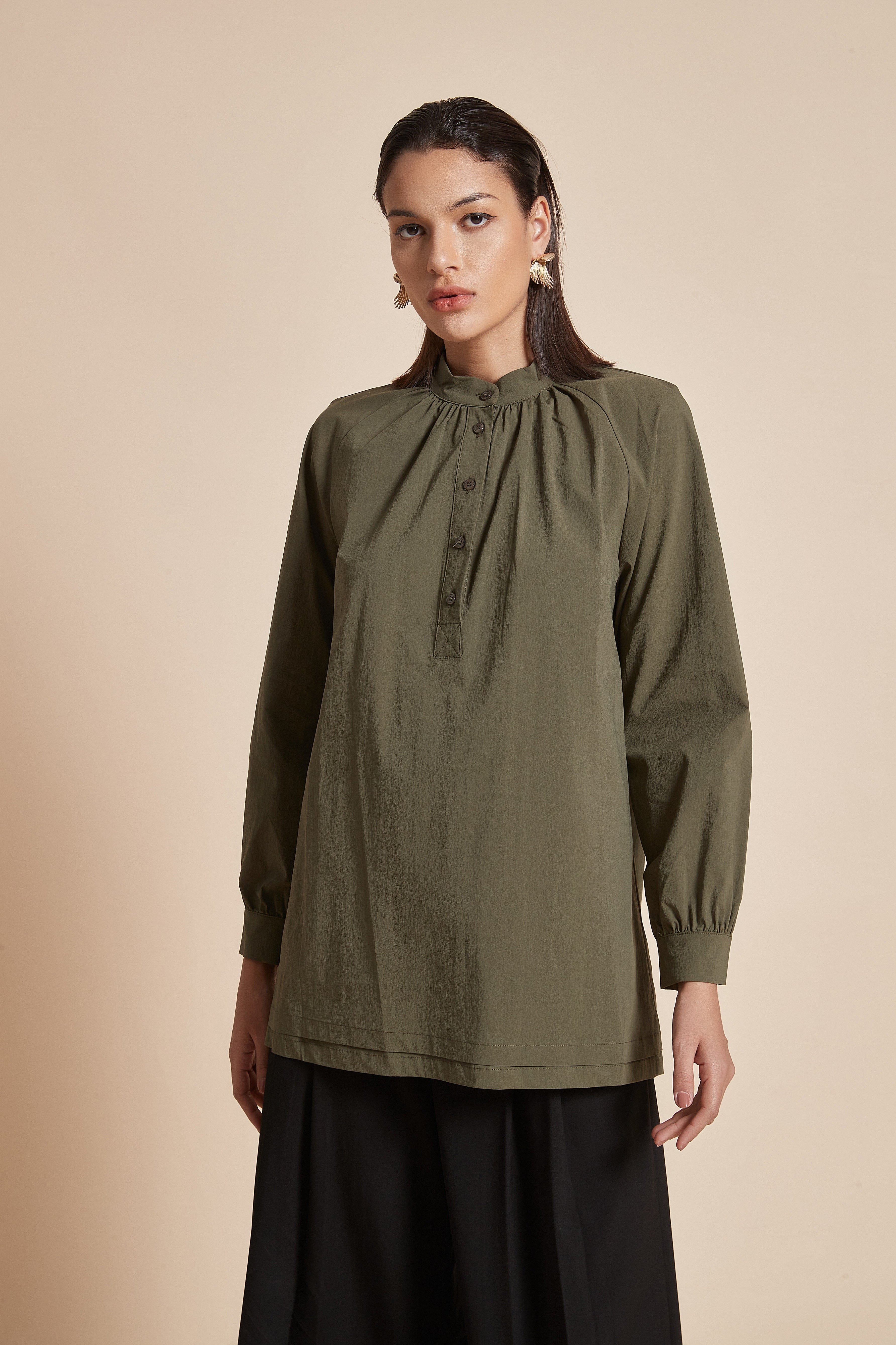 يولا بلوزة نسائية طويلة سادة بكم طويل واسع مع أزرار أمامية ورقبة دائرية