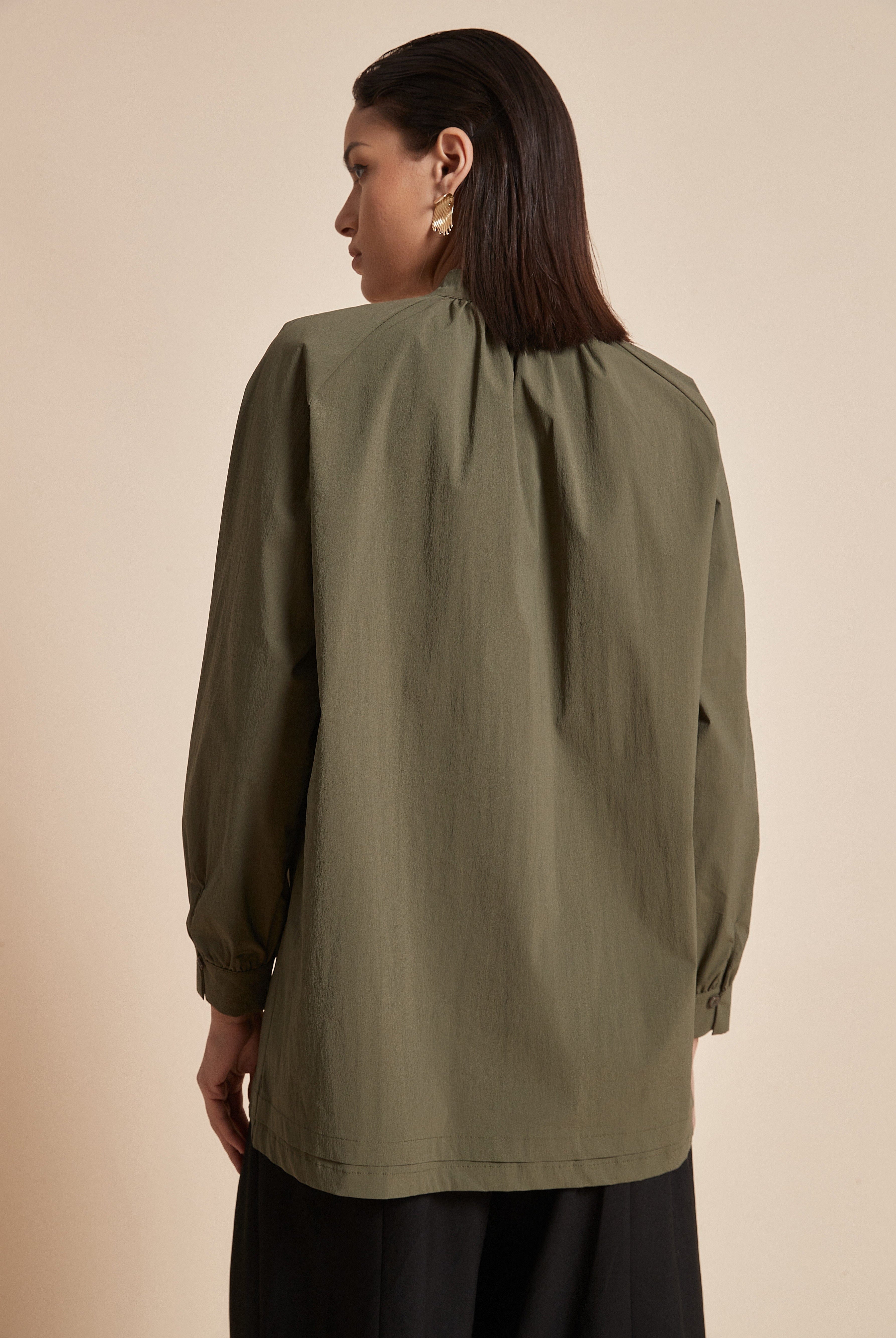 يولا بلوزة نسائية طويلة سادة بكم طويل واسع مع أزرار أمامية ورقبة دائرية