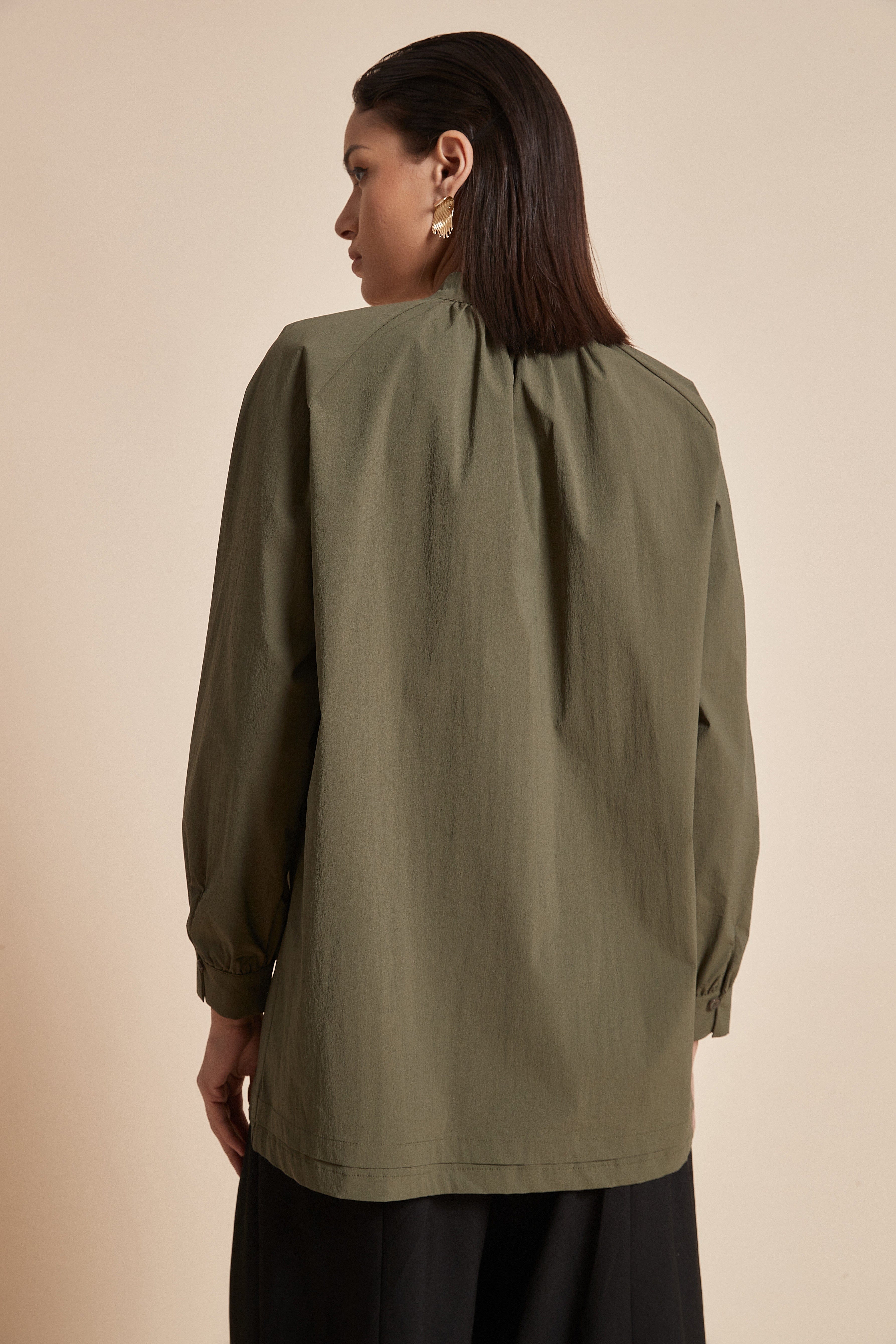 يولا بلوزة نسائية طويلة سادة بكم طويل واسع مع أزرار أمامية ورقبة دائرية