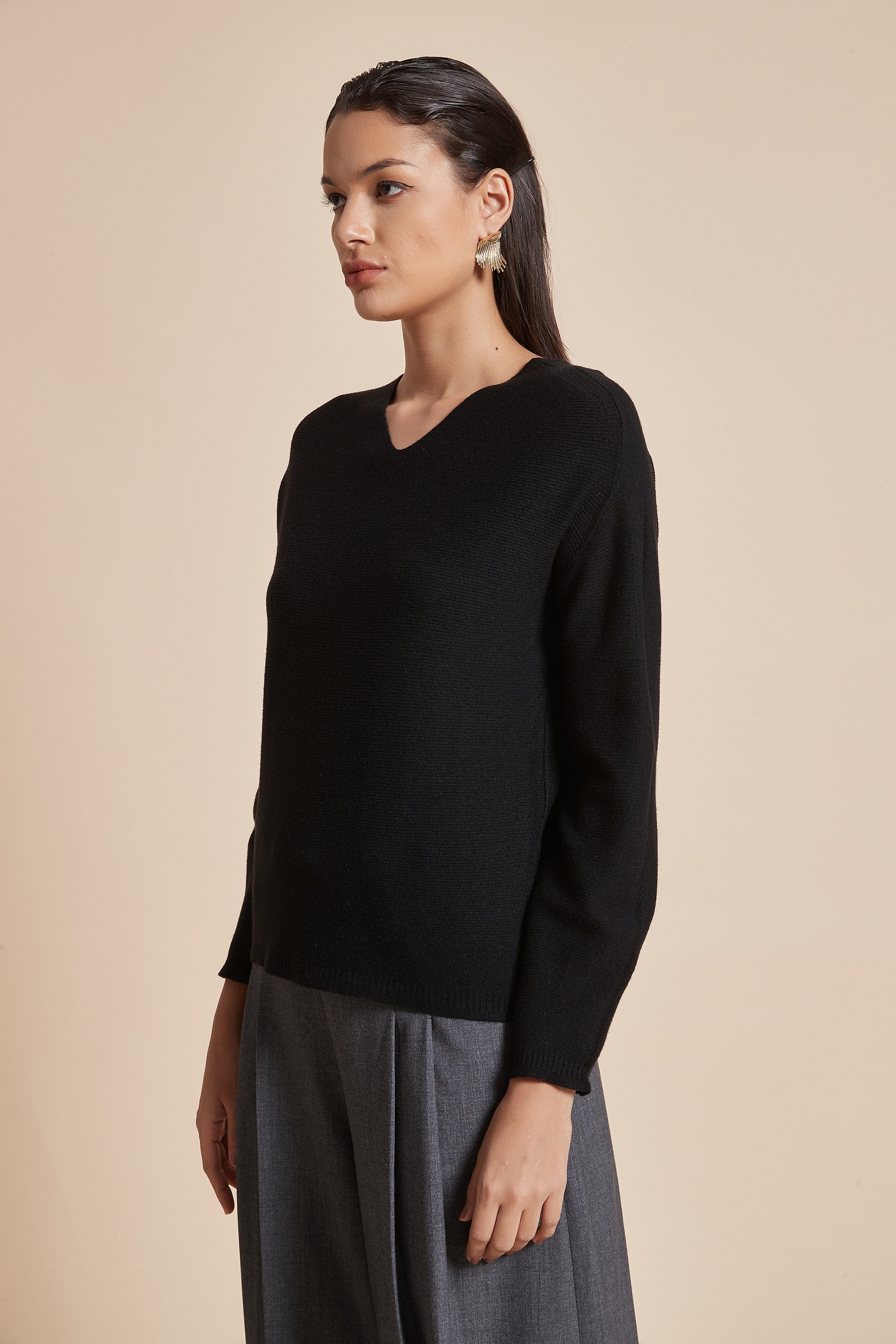 يولا بلوزة نسائية بكم طويل ورقبة على شكل V