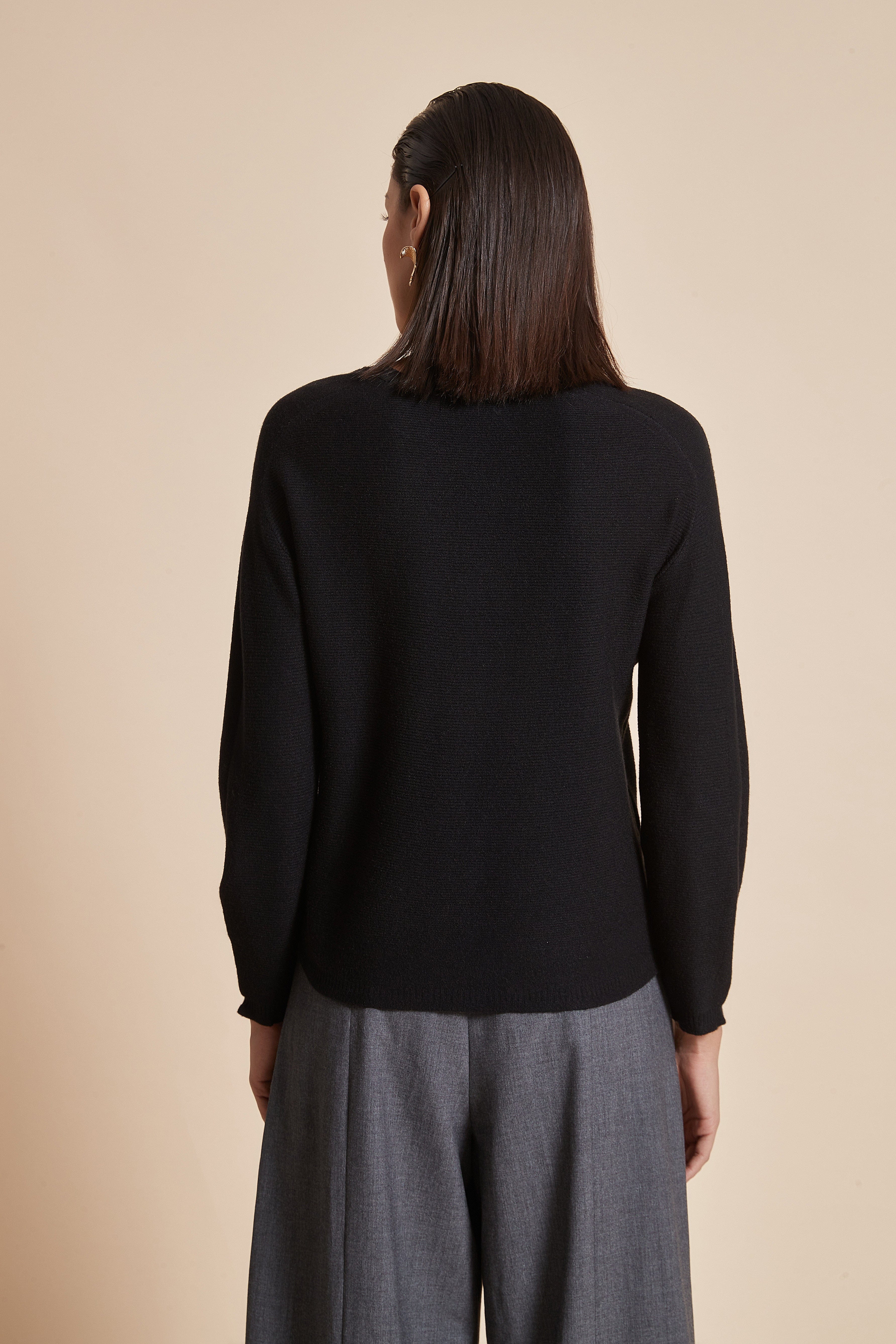 يولا بلوزة نسائية بكم طويل ورقبة على شكل V