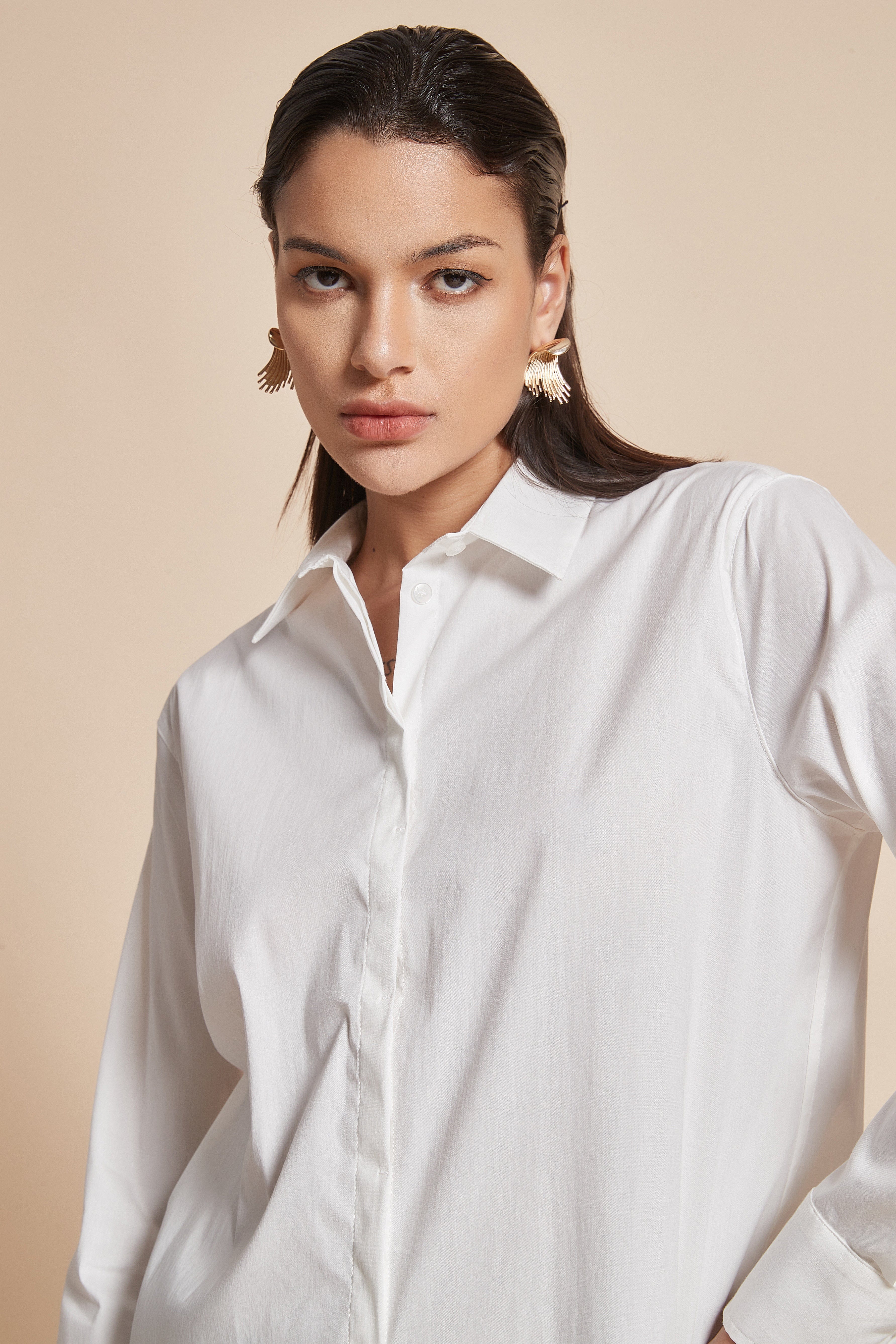 يولا بلوزة نسائية سادة بياقة قميص وأزرار امامية مع كم طويل