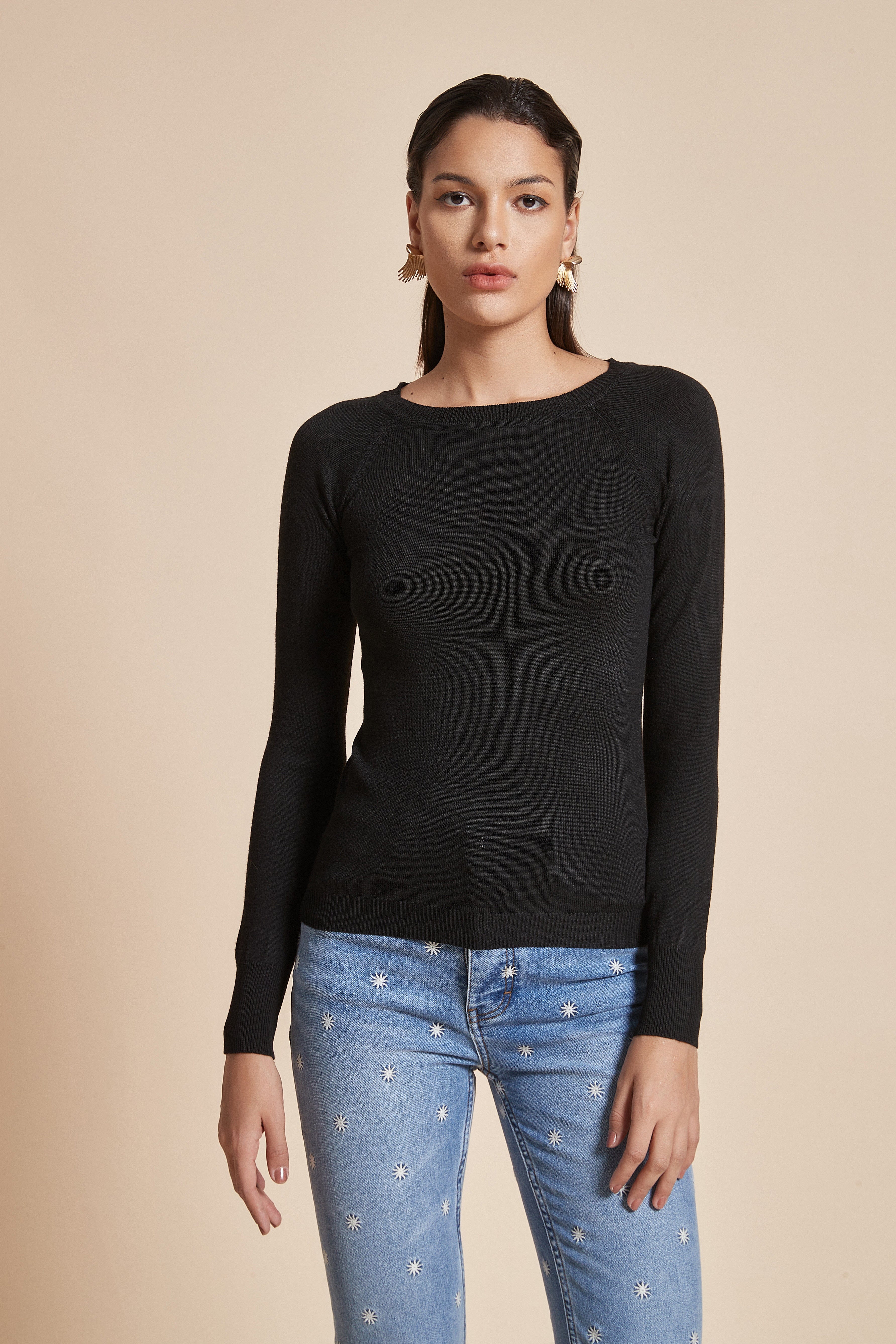 يولا بلوزة نسائية سادة برقبة قارب وكم طويل