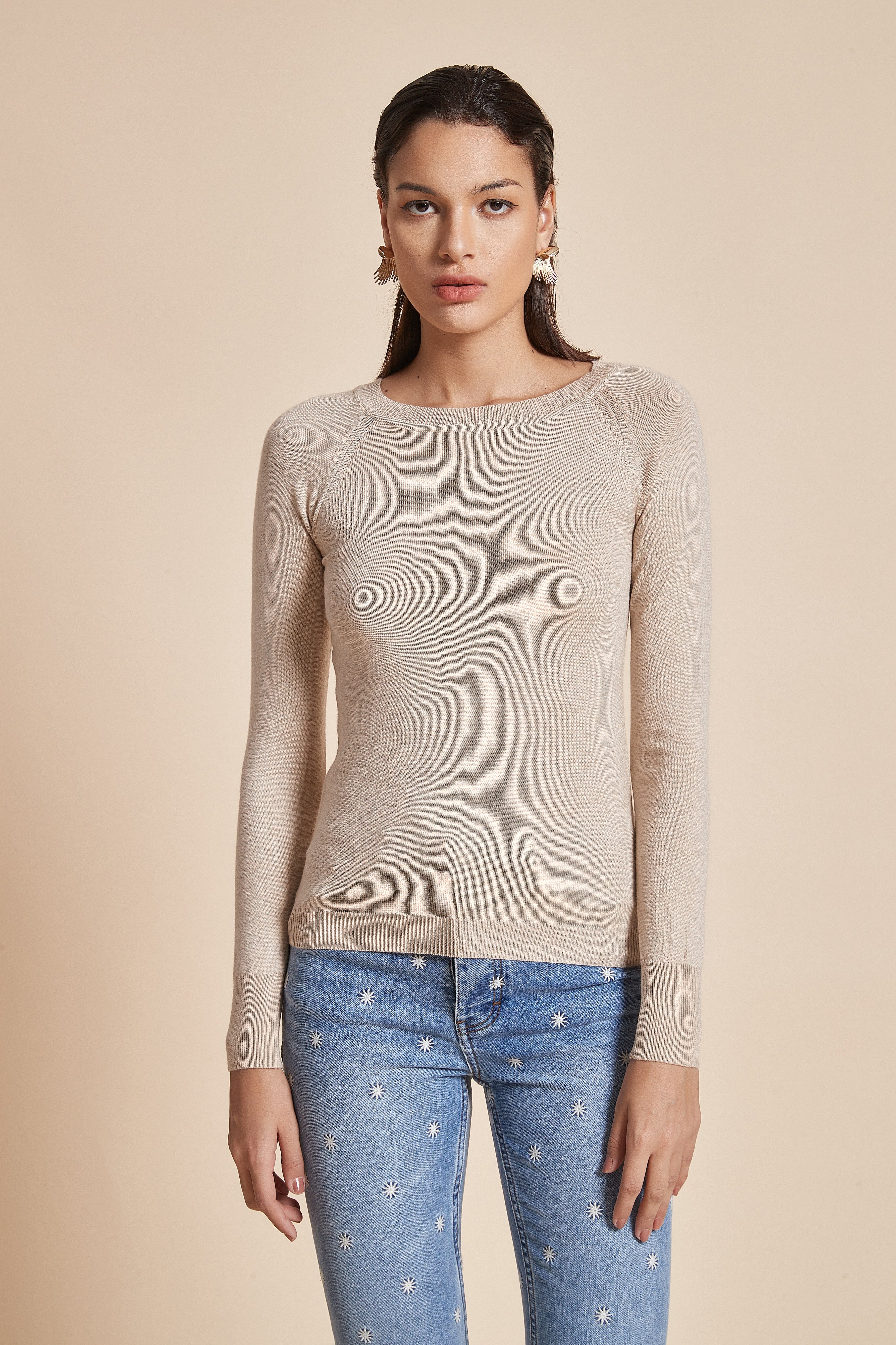 يولا بلوزة نسائية بكم طويل سادة ورقبة قارب