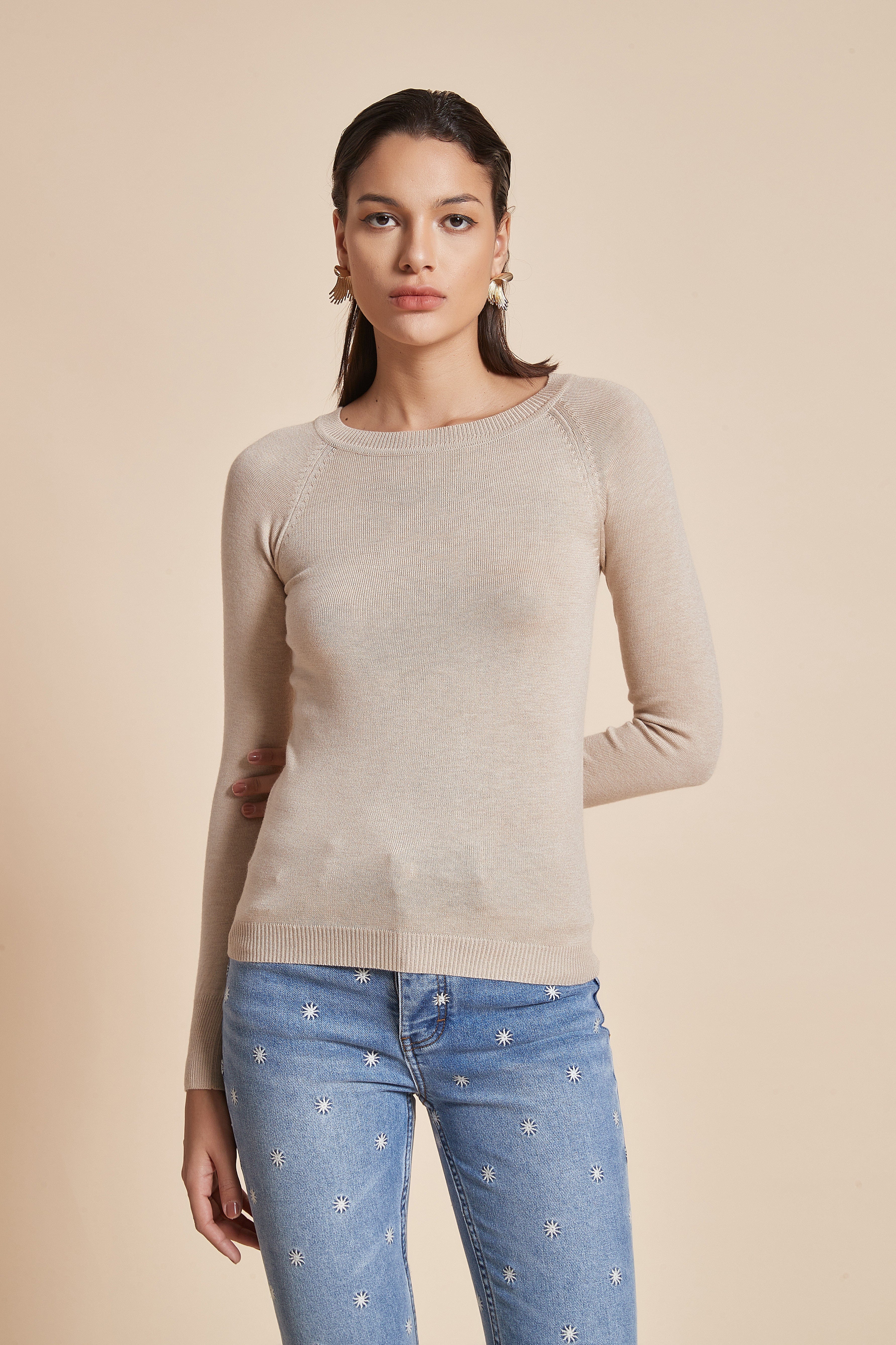 يولا بلوزة نسائية بكم طويل سادة ورقبة قارب