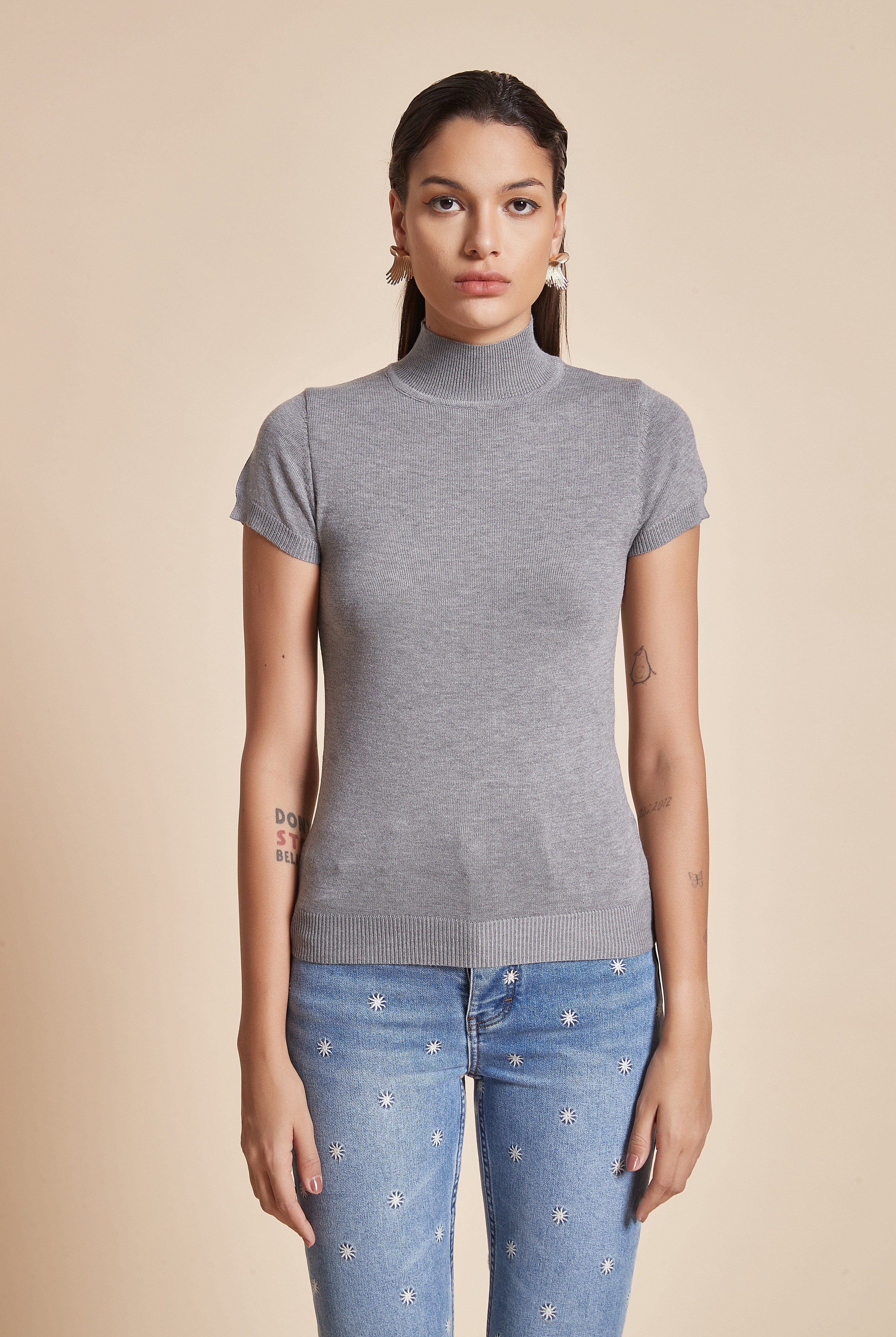 يولا بلوزة نسائية سادة بأكمام قصيرة ورقبة عالية