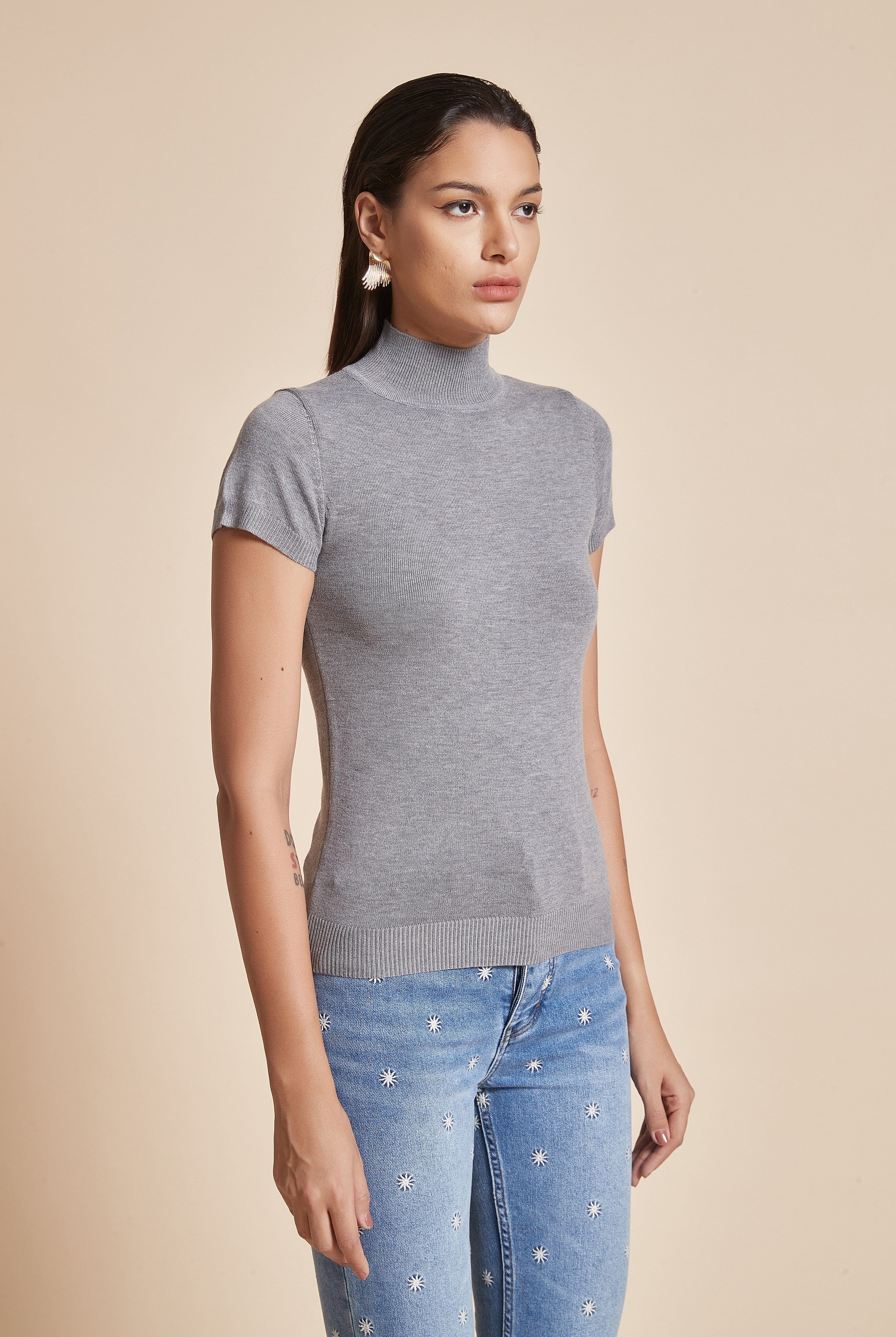 يولا بلوزة نسائية سادة بأكمام قصيرة ورقبة عالية