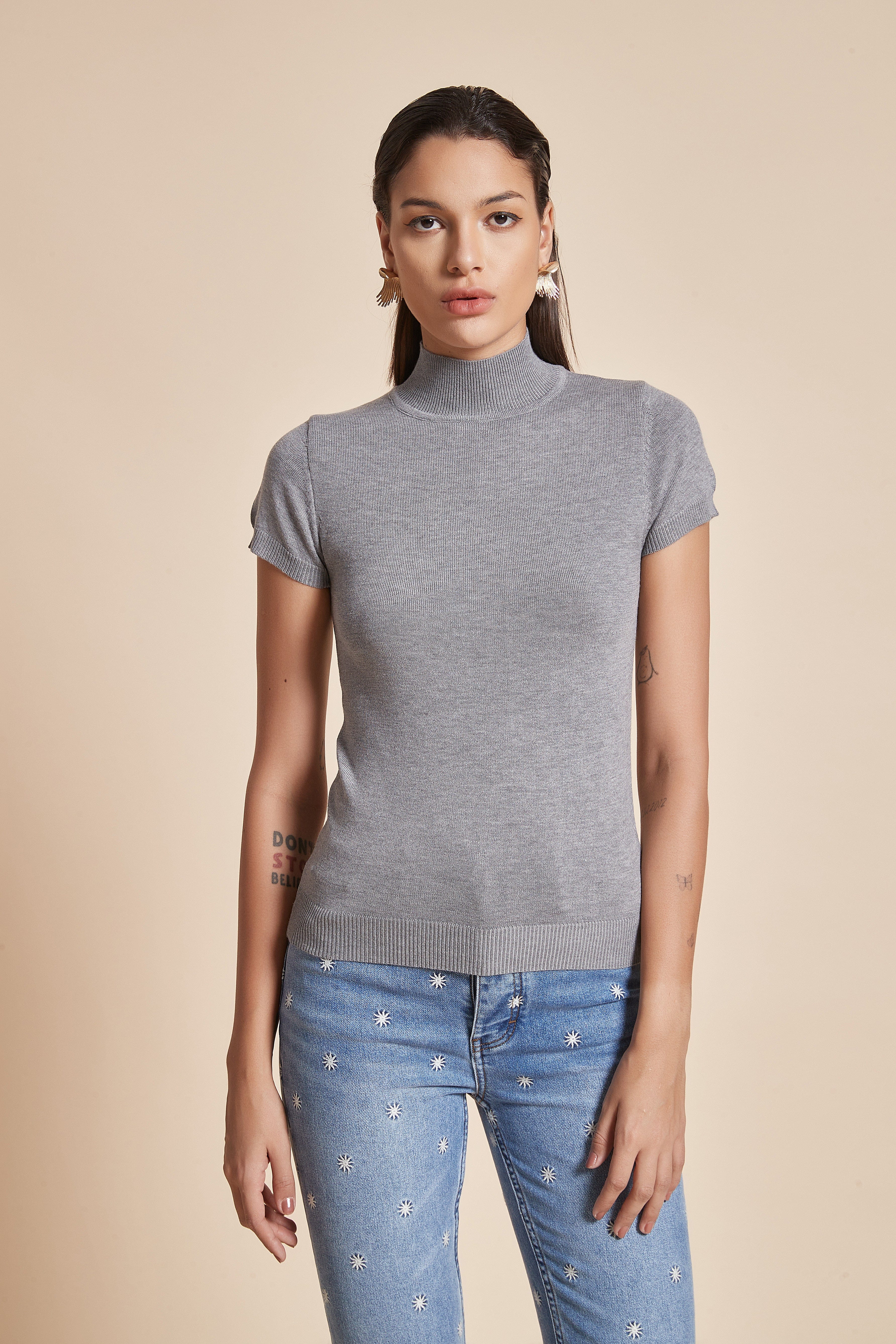 يولا بلوزة نسائية سادة بأكمام قصيرة ورقبة عالية