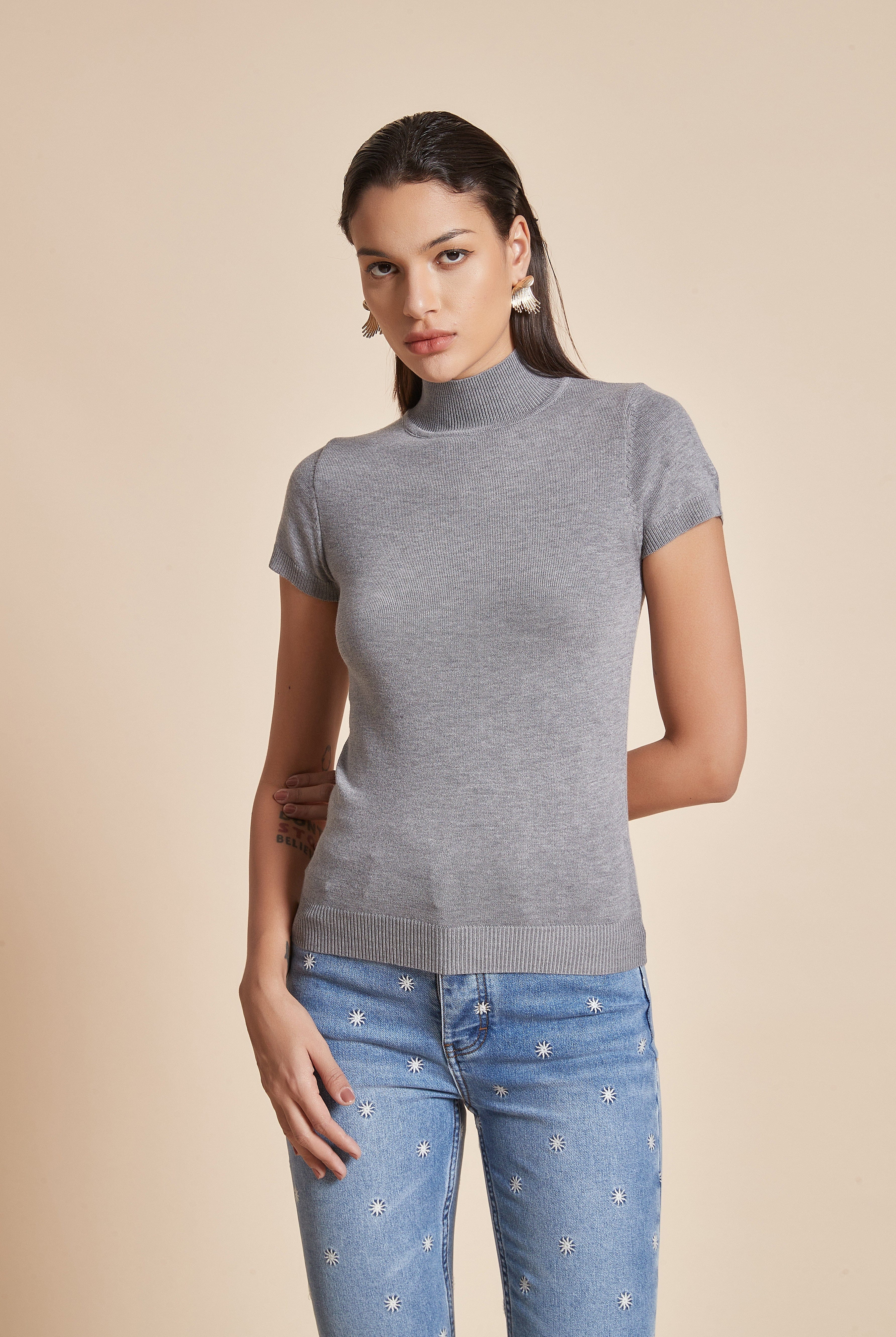 يولا بلوزة نسائية سادة بأكمام قصيرة ورقبة عالية