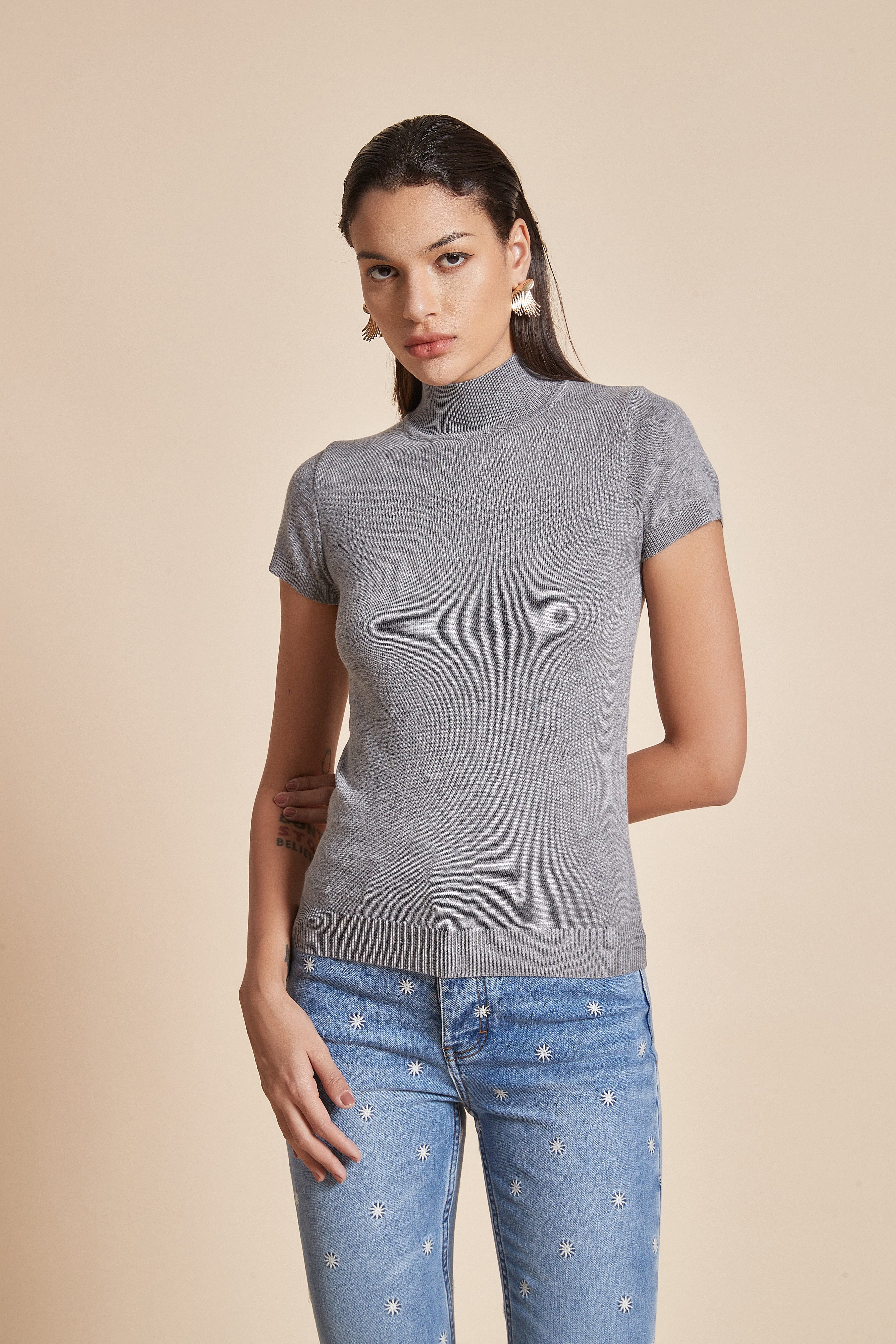 يولا بلوزة نسائية سادة بأكمام قصيرة ورقبة عالية