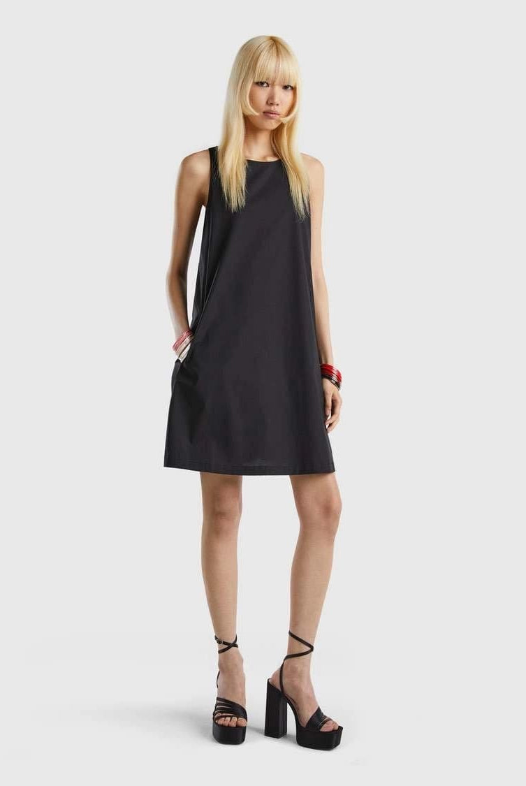 يونايتد كولورز اوف بينيتون فستان قصير بدون أكمام على شكل فخ