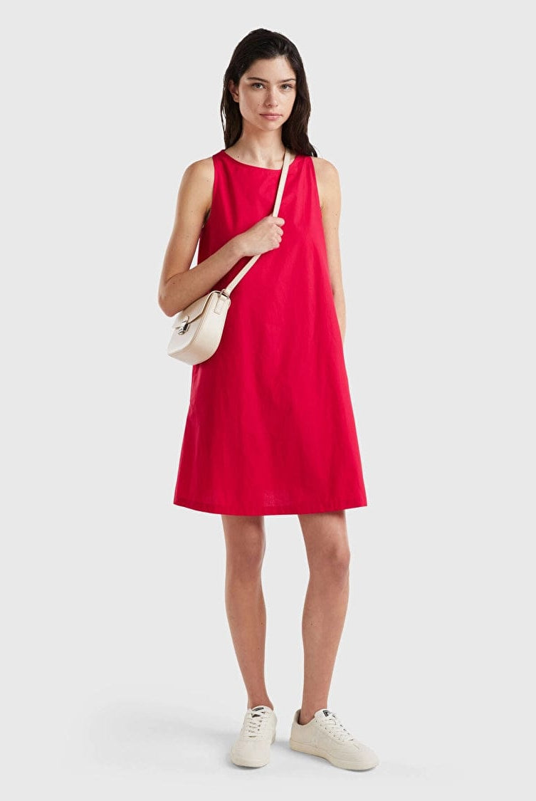 يونايتد كولورز اوف بينيتون فستان قصير بدون أكمام على شكل فخ