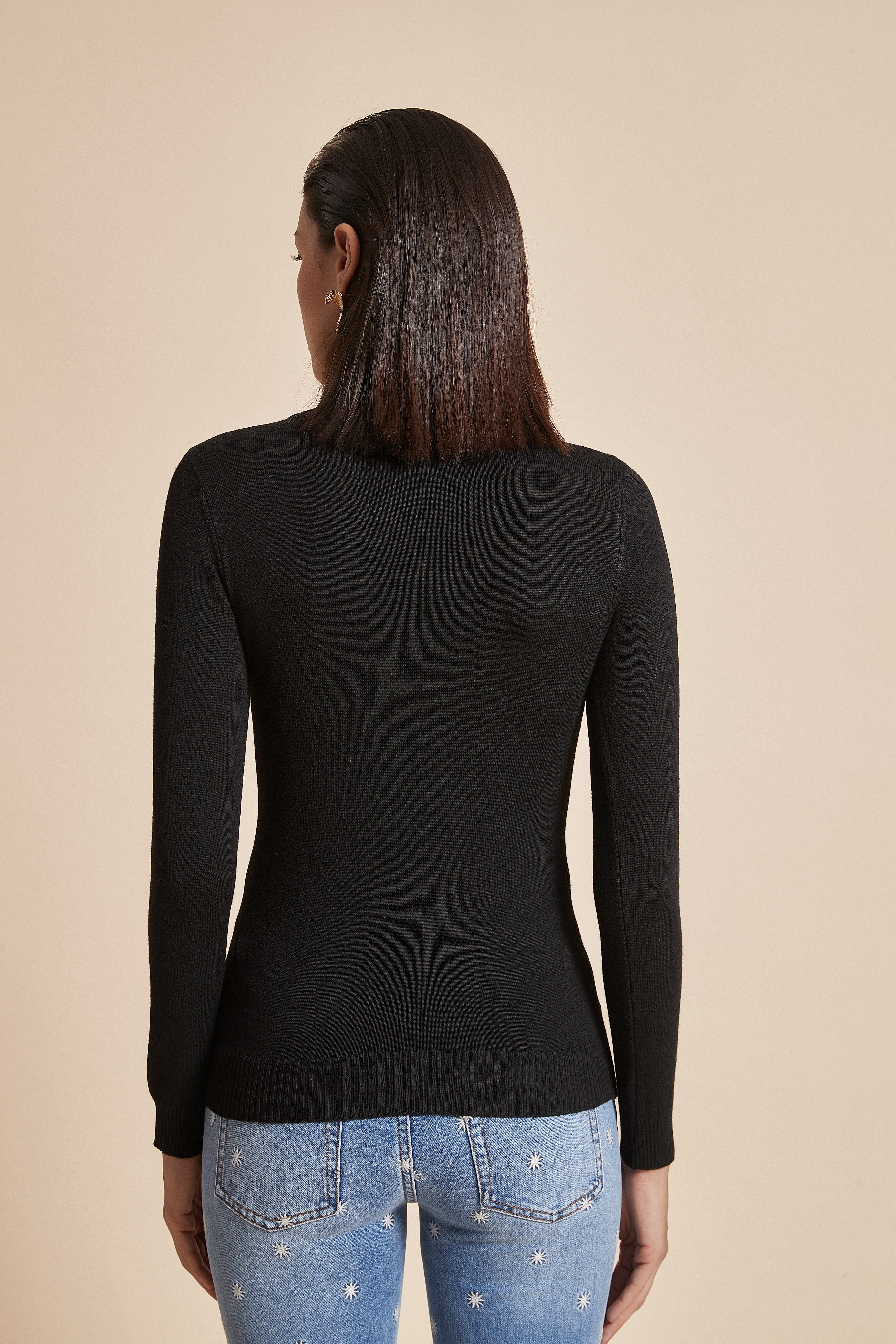 يولا بلوزة سادة ياقة عالية كم طويل