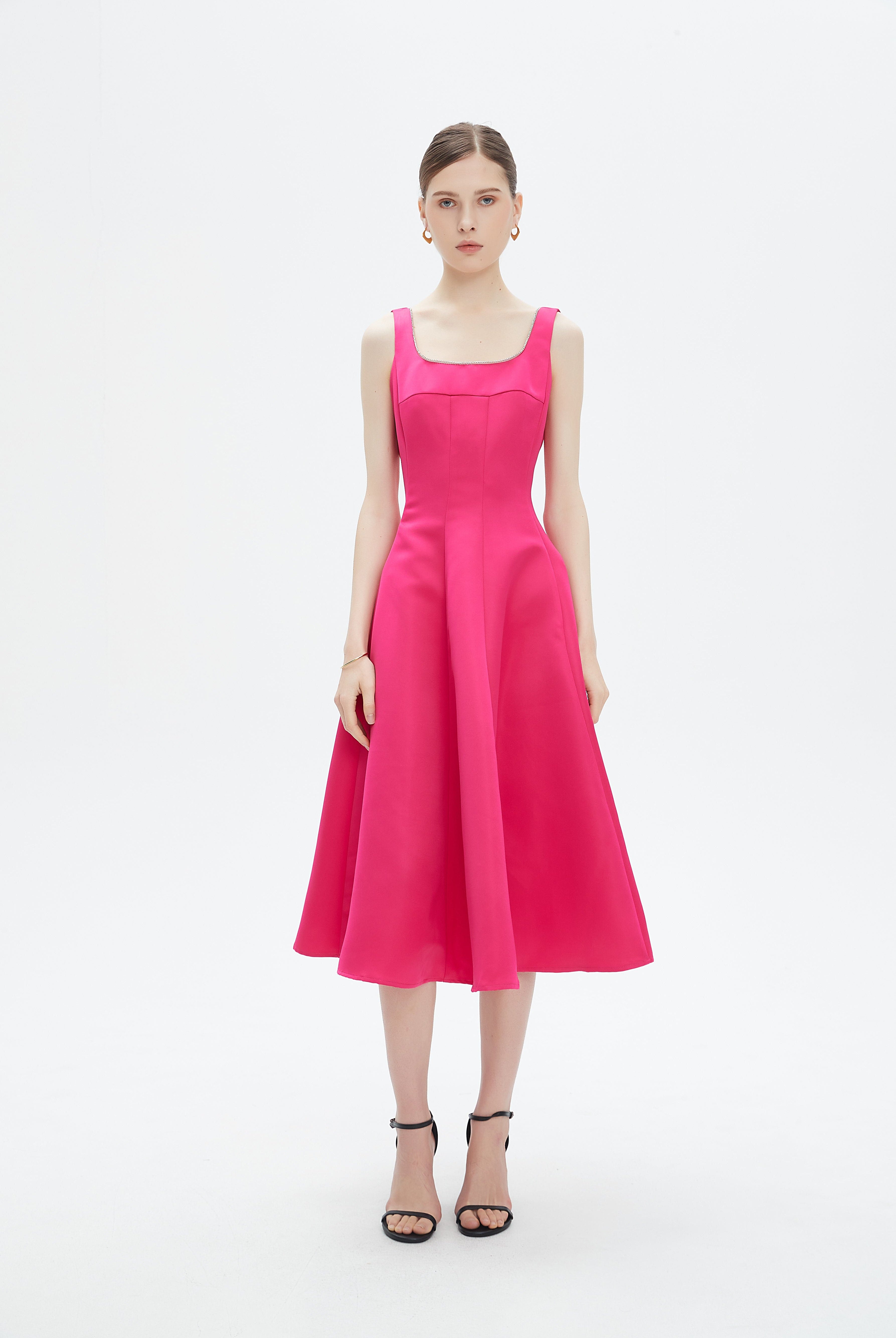 نتشي فستان ميدي بدون أكمام بحواف مطرزة