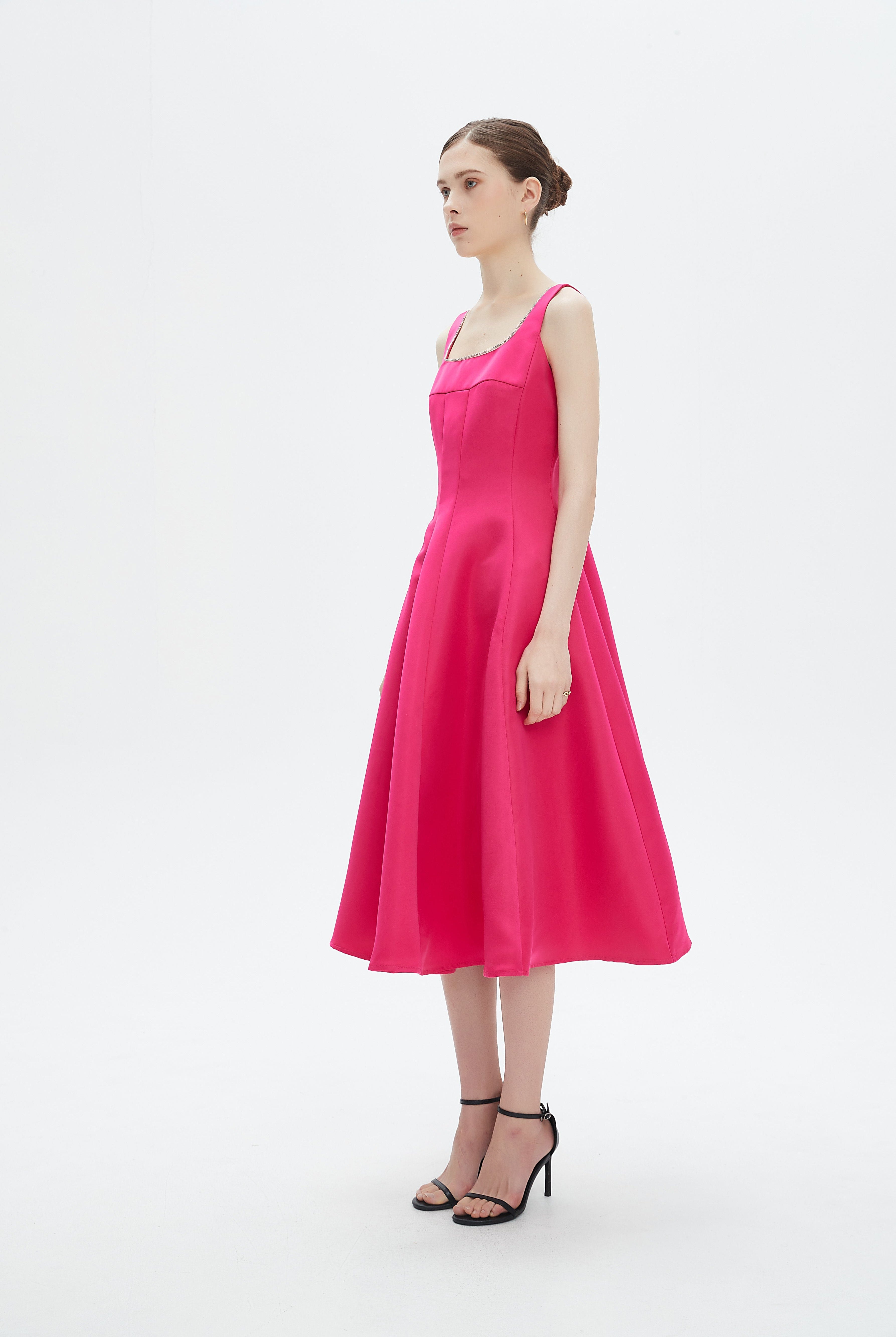 نتشي فستان ميدي بدون أكمام بحواف مطرزة