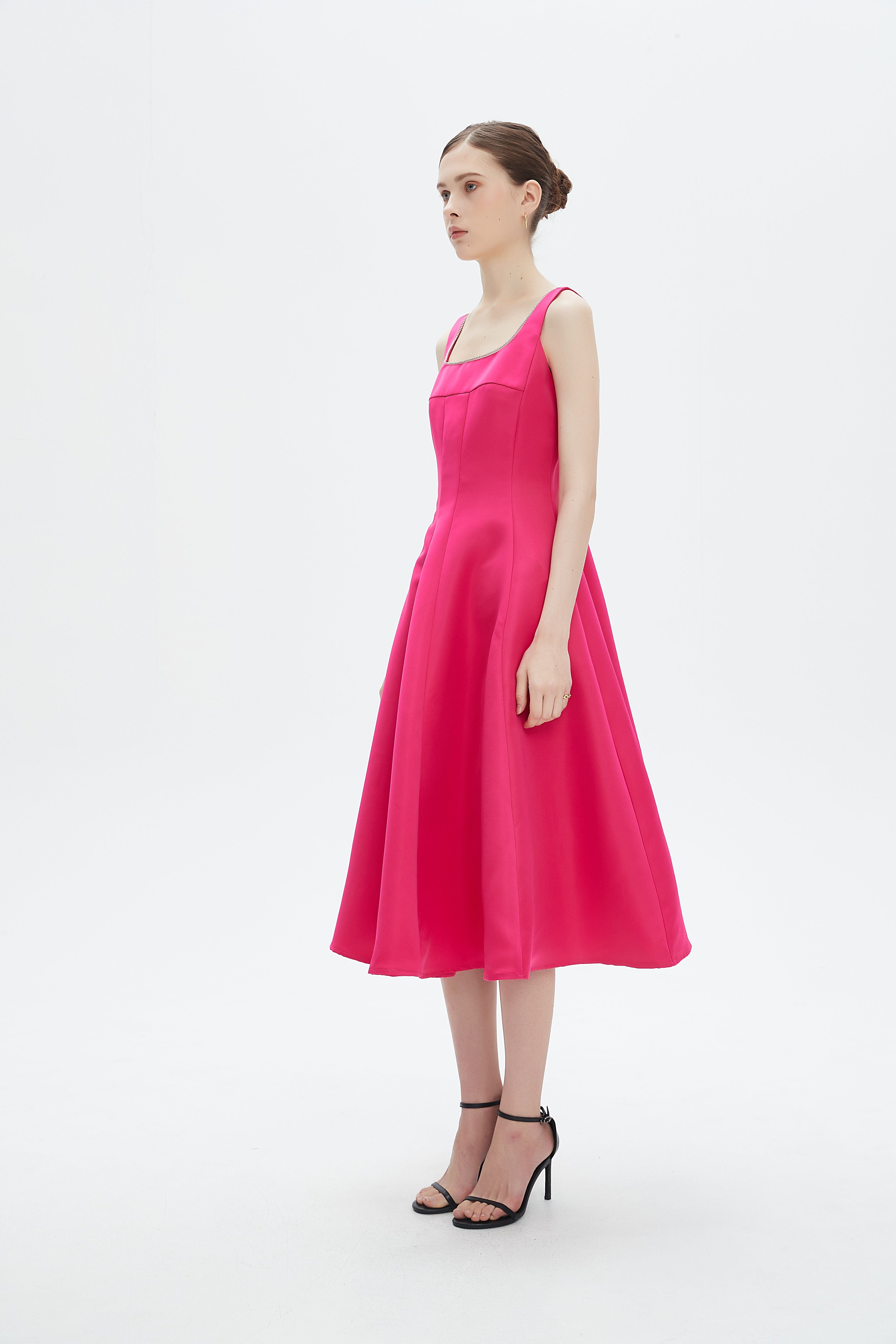 نتشي فستان ميدي بدون أكمام بحواف مطرزة