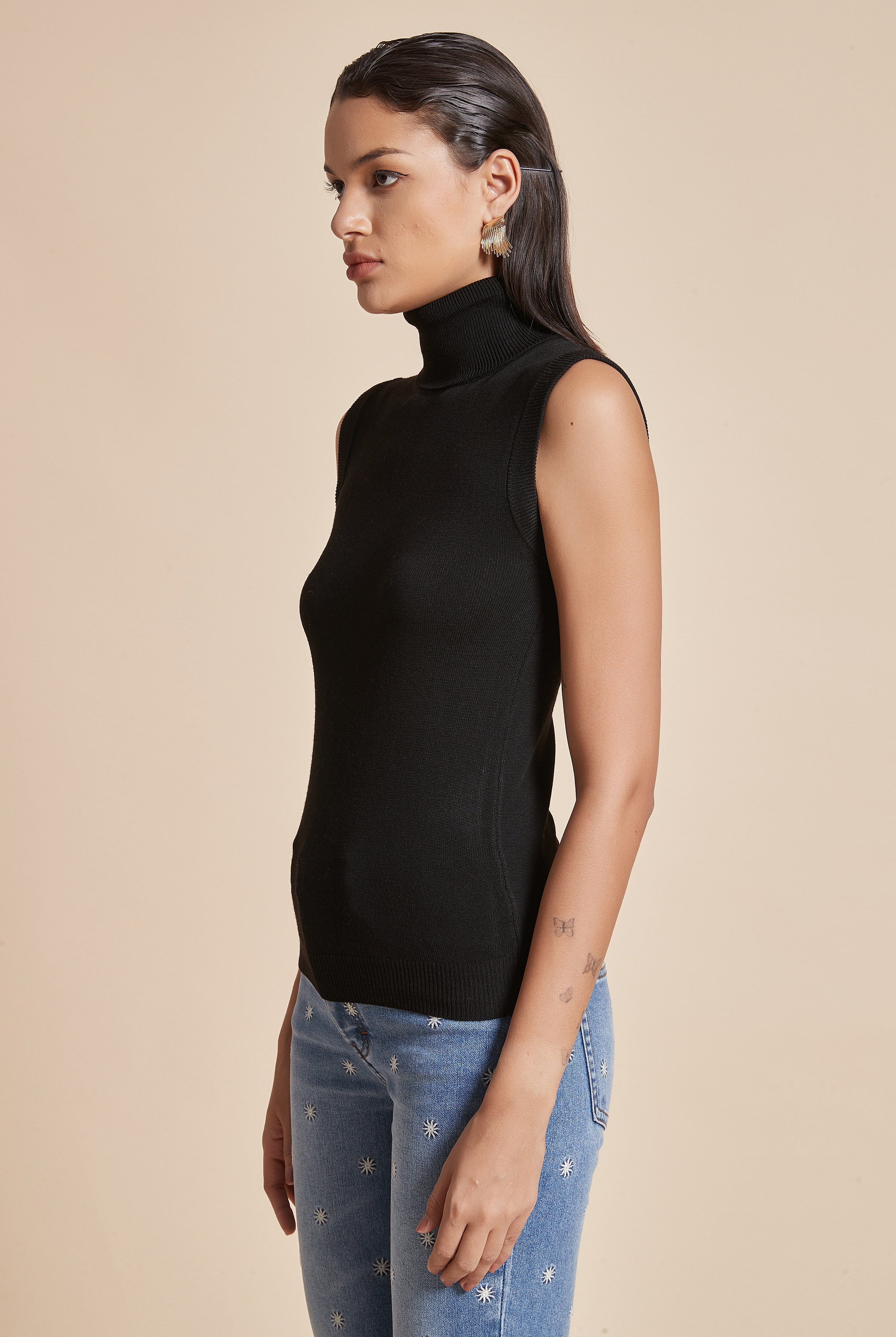 يولا بلوزة نسائية سادة بدون أكمام ورقبة عالية