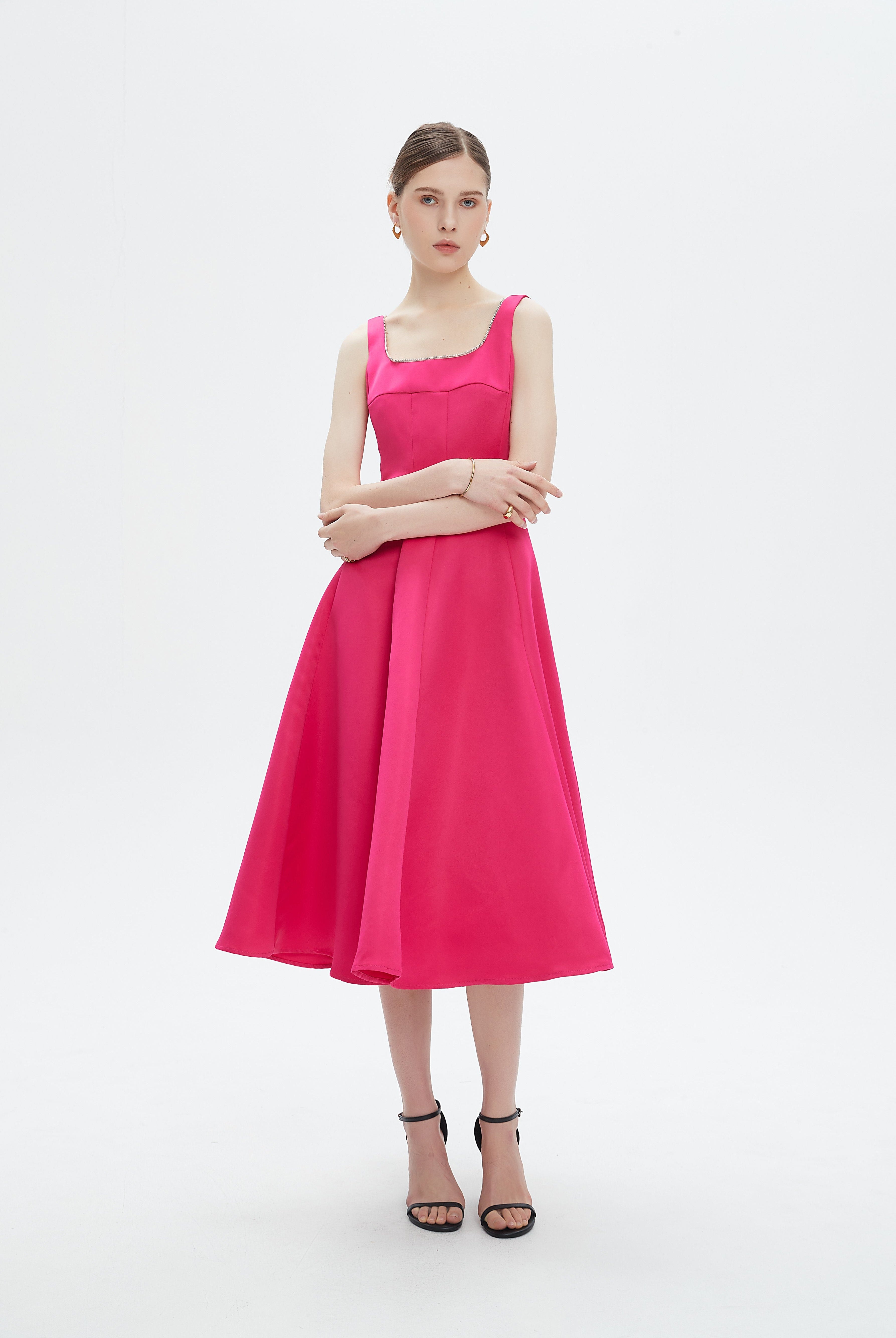 نتشي فستان ميدي بدون أكمام بحواف مطرزة