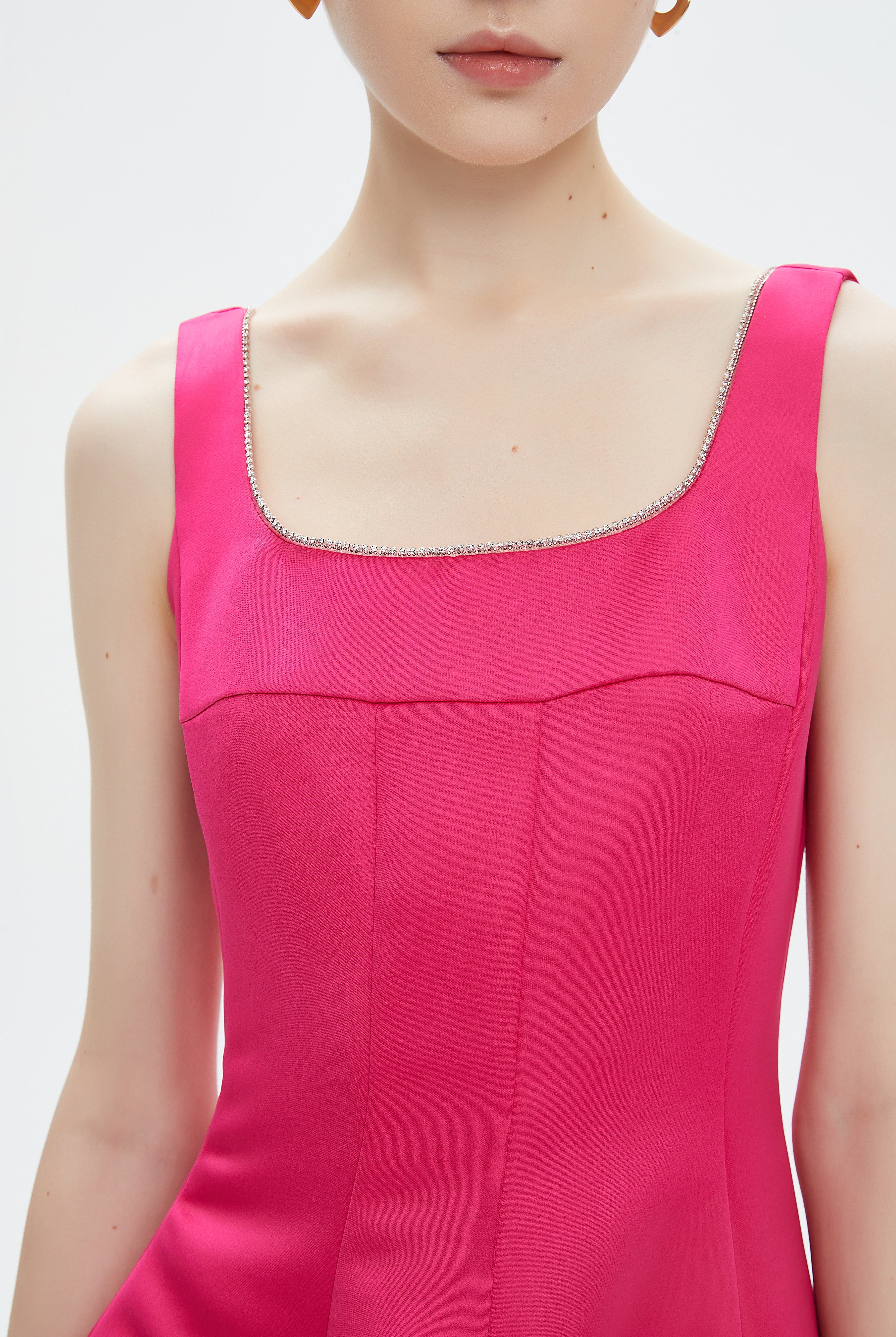 نتشي فستان ميدي بدون أكمام بحواف مطرزة