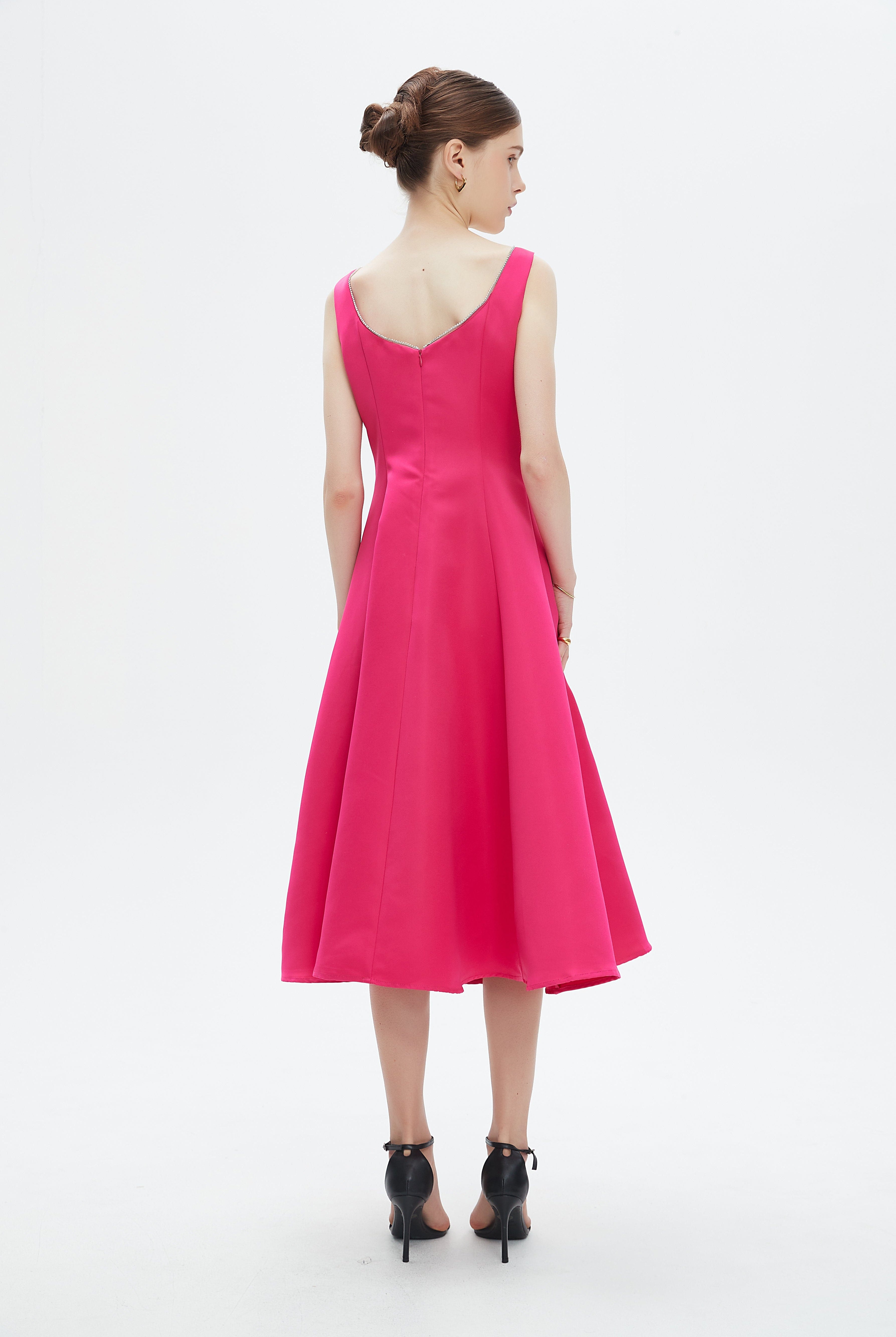 نتشي فستان ميدي بدون أكمام بحواف مطرزة