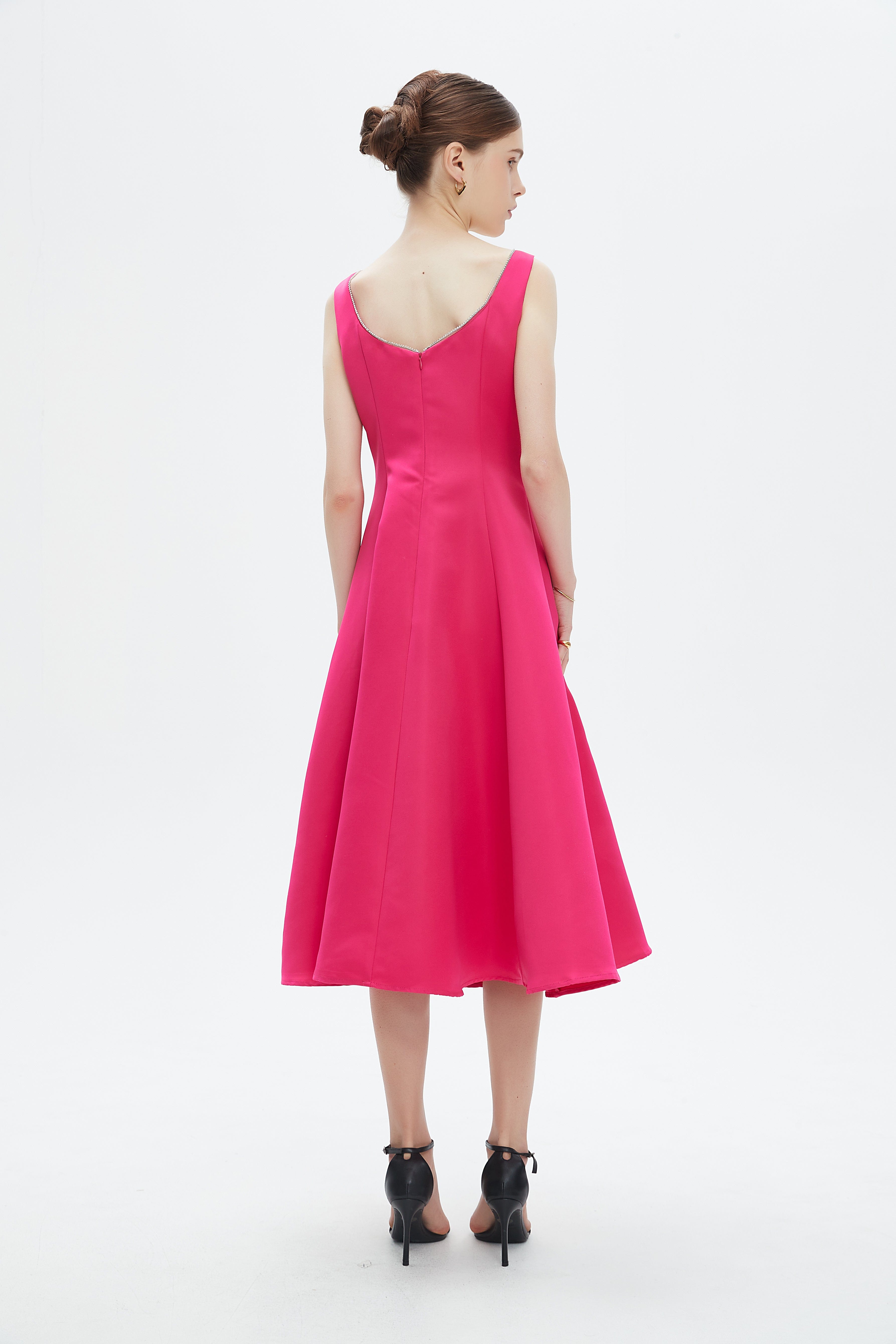 نتشي فستان ميدي بدون أكمام بحواف مطرزة