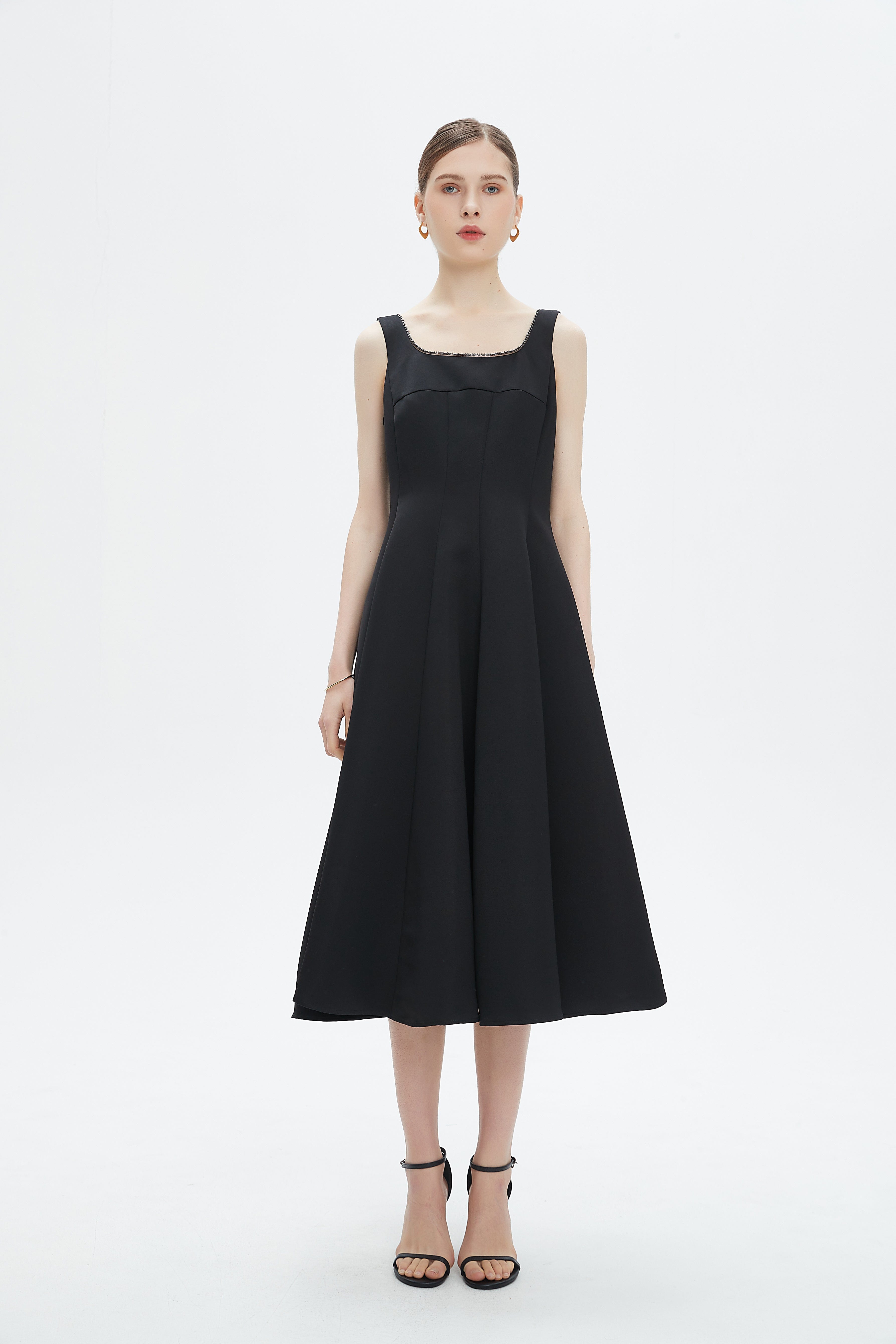 نتشي فستان ميدي بدون أكمام بحواف مطرزة