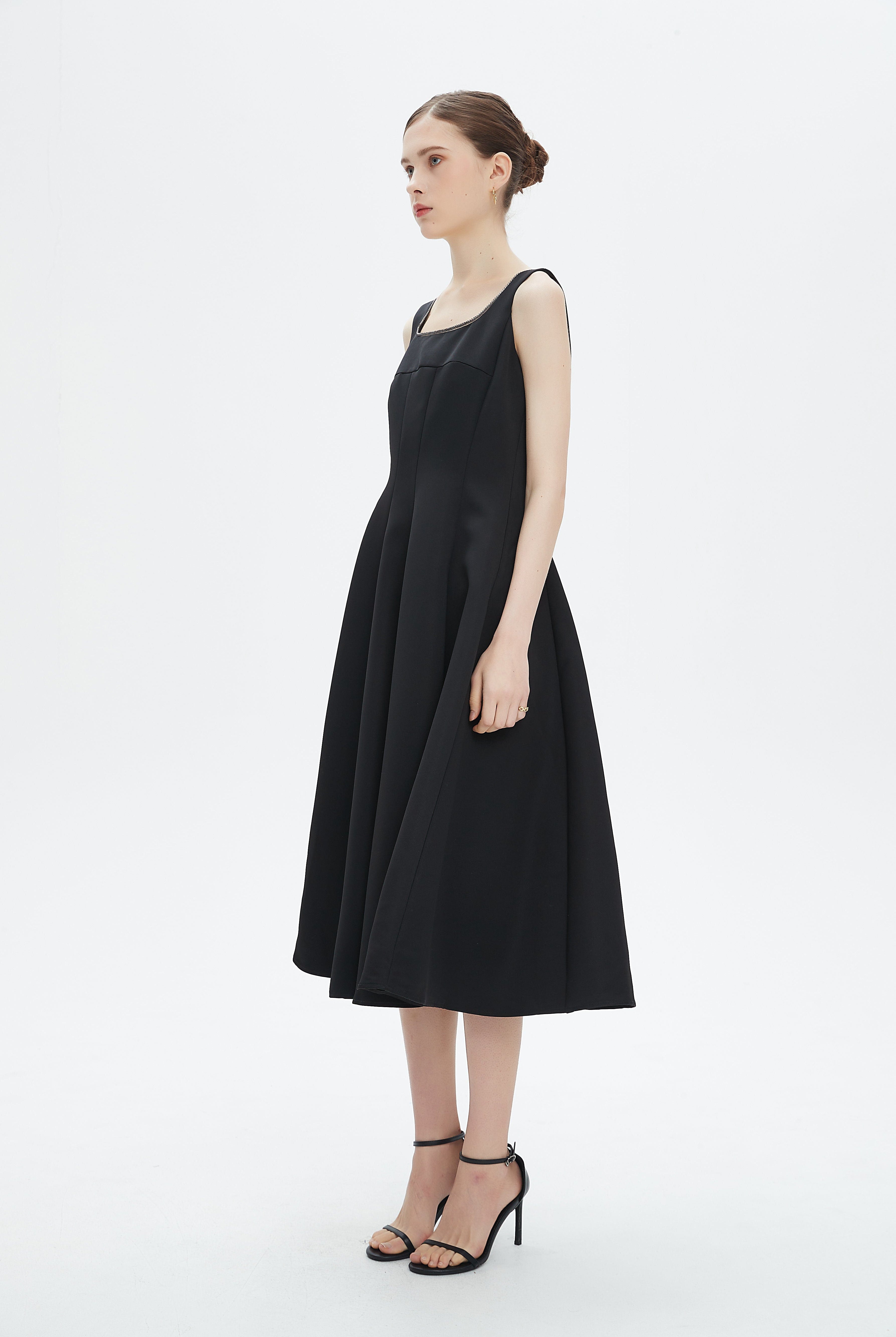 نتشي فستان ميدي بدون أكمام بحواف مطرزة