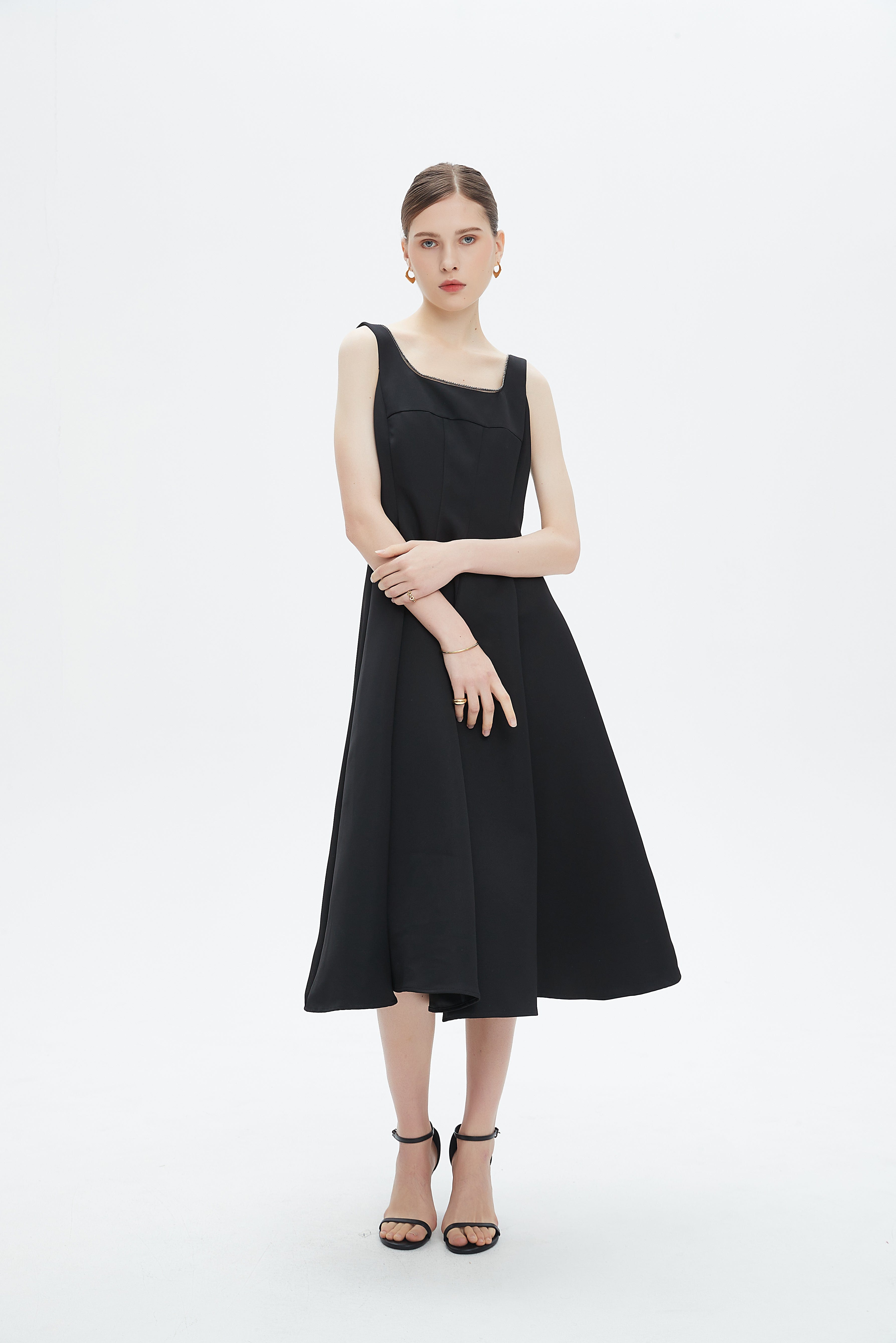 نتشي فستان ميدي بدون أكمام بحواف مطرزة