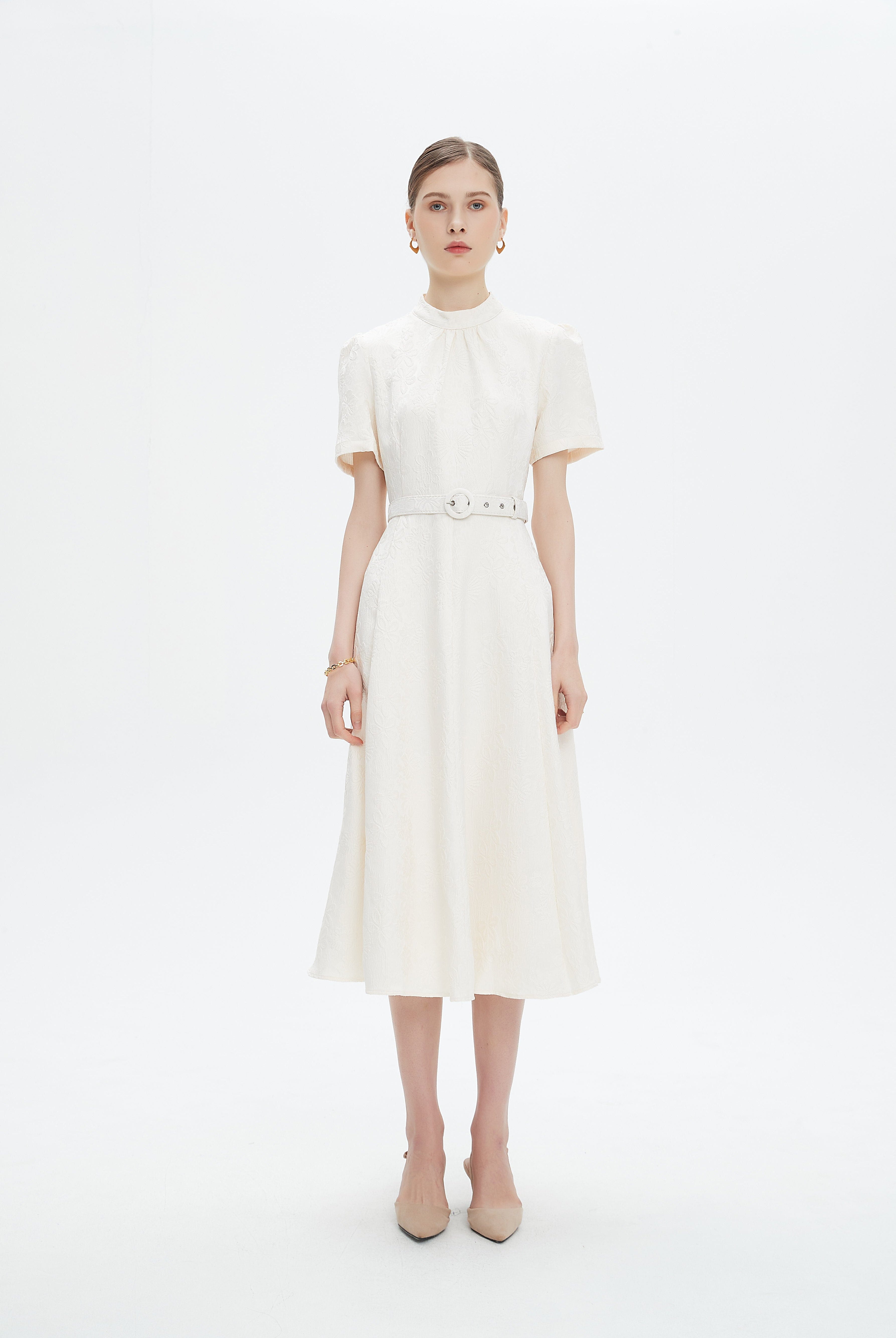 نتشي فستان ميدي بأكمام قصيرة بتطريز مشجر بحزام