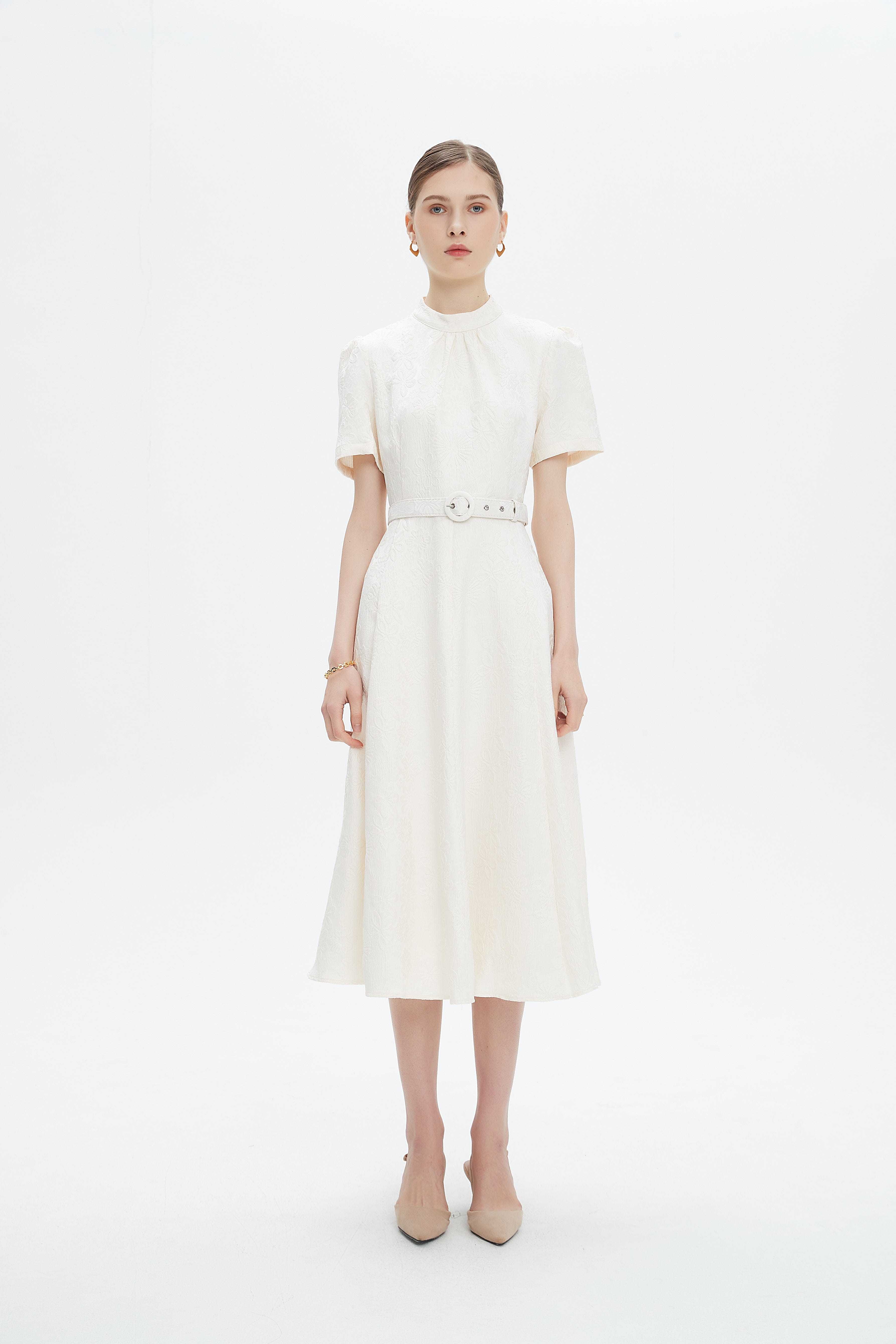 نتشي فستان ميدي بأكمام قصيرة بتطريز مشجر بحزام