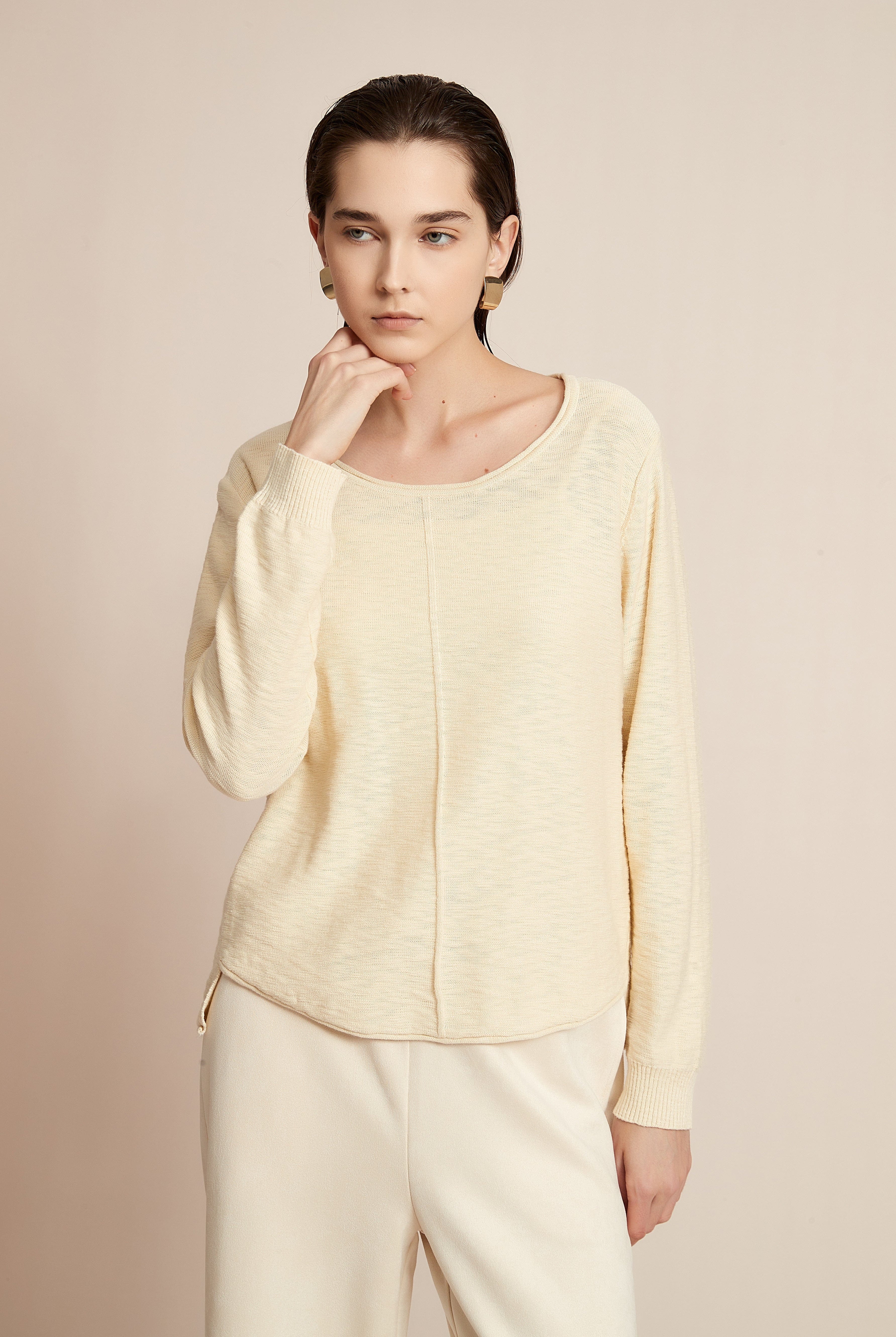 يولا بلوة نسائية سادة بأكمام طويلة ورقبة دائرية