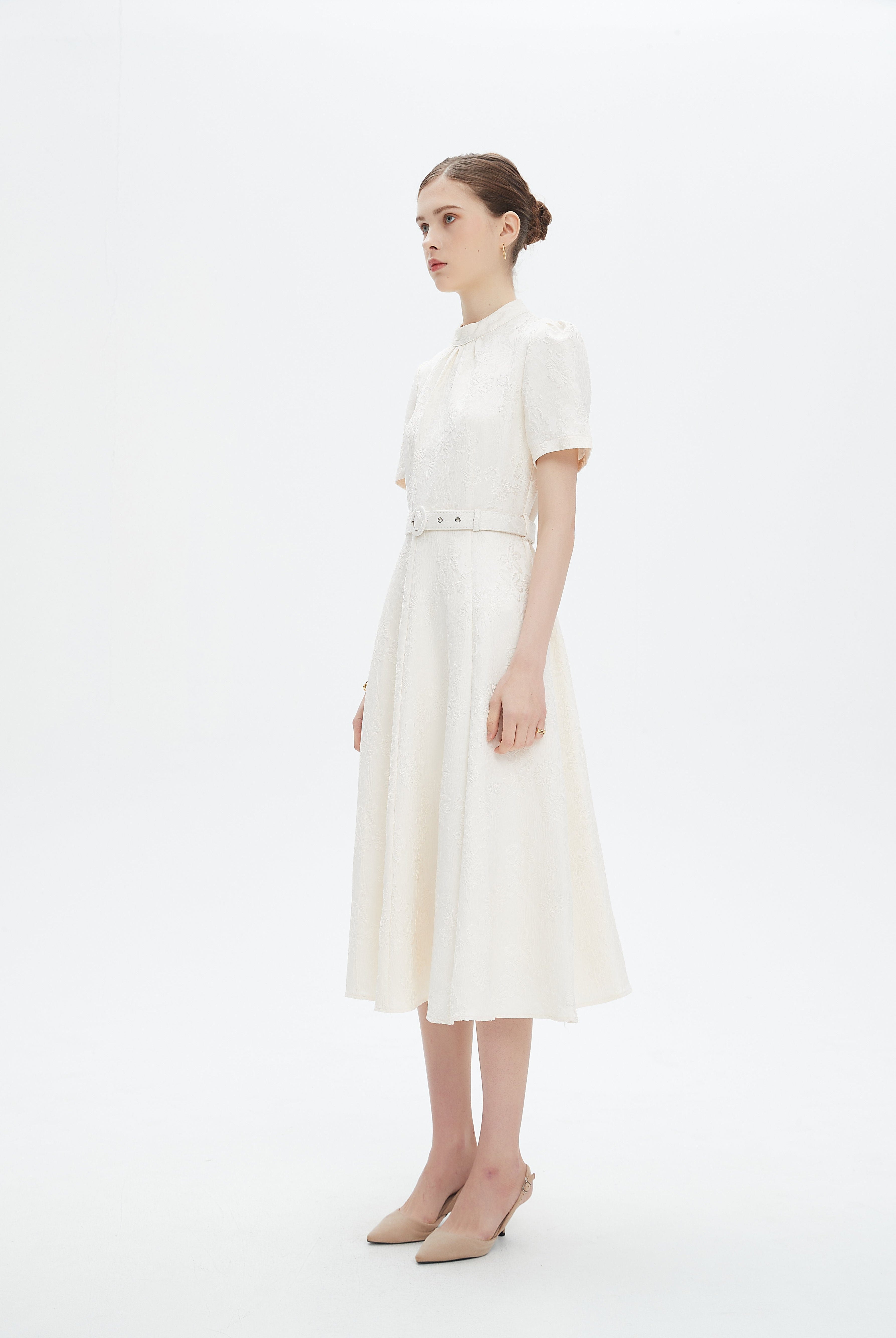 نتشي فستان ميدي بأكمام قصيرة بتطريز مشجر بحزام