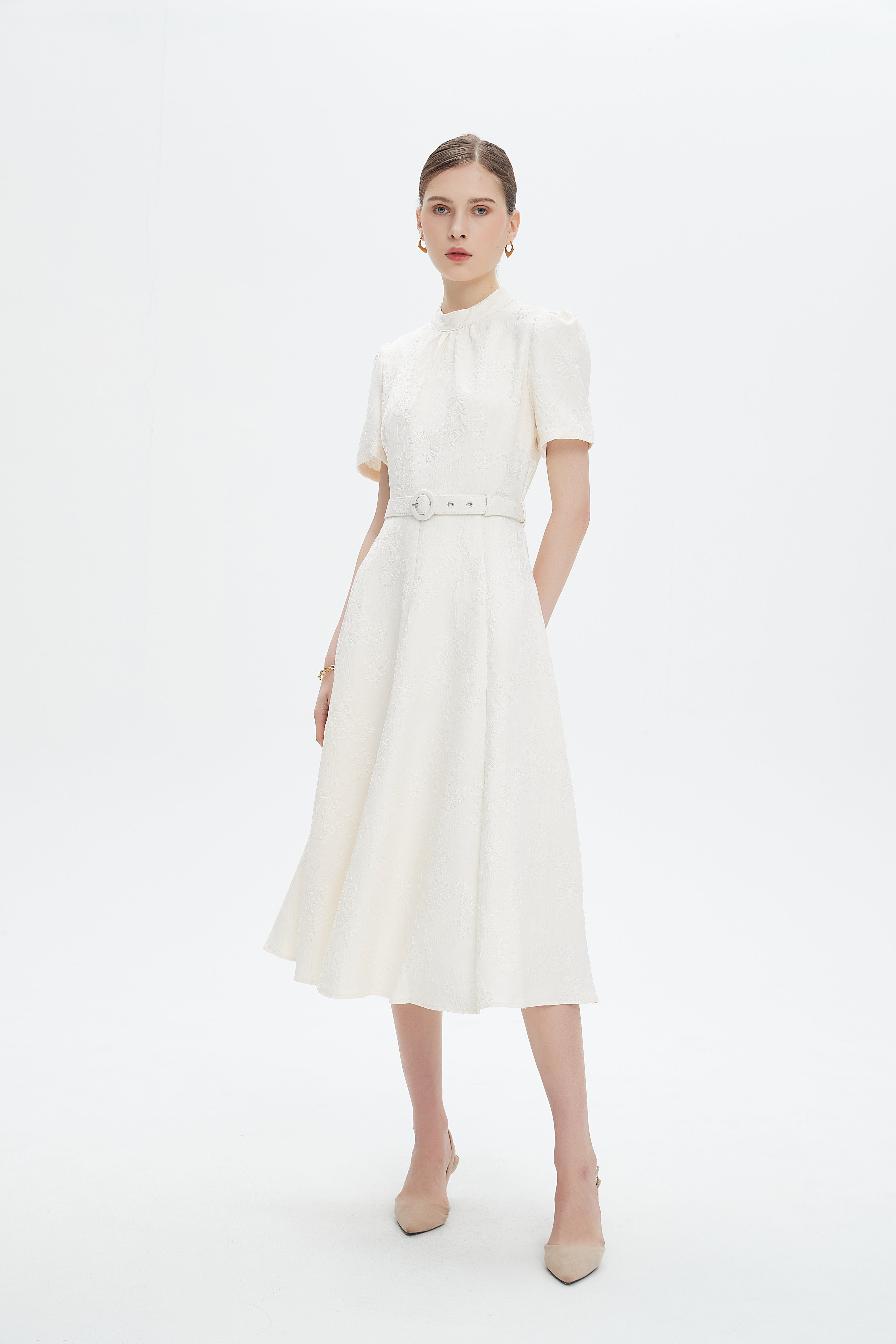 نتشي فستان ميدي بأكمام قصيرة بتطريز مشجر بحزام