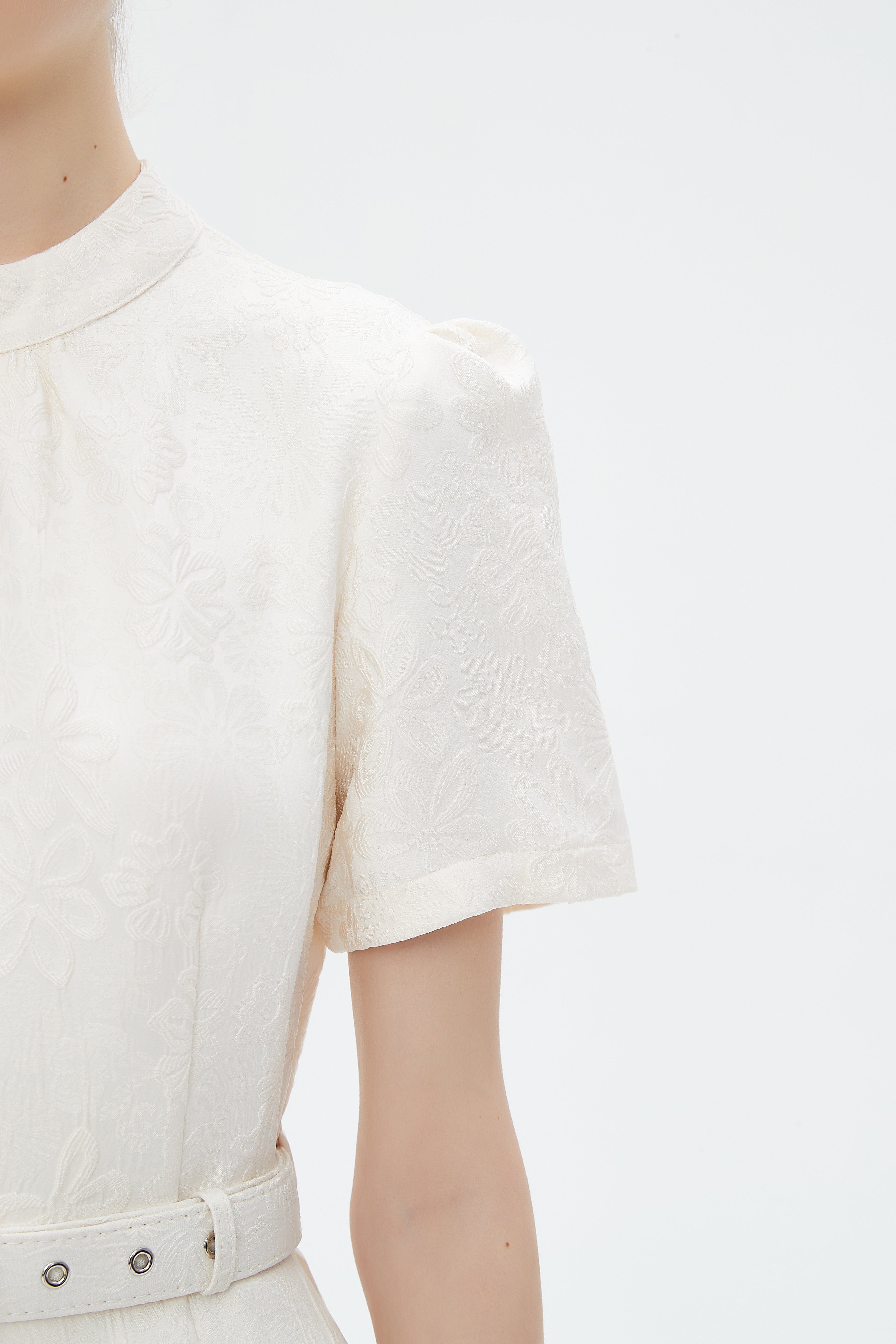 نتشي فستان ميدي بأكمام قصيرة بتطريز مشجر بحزام