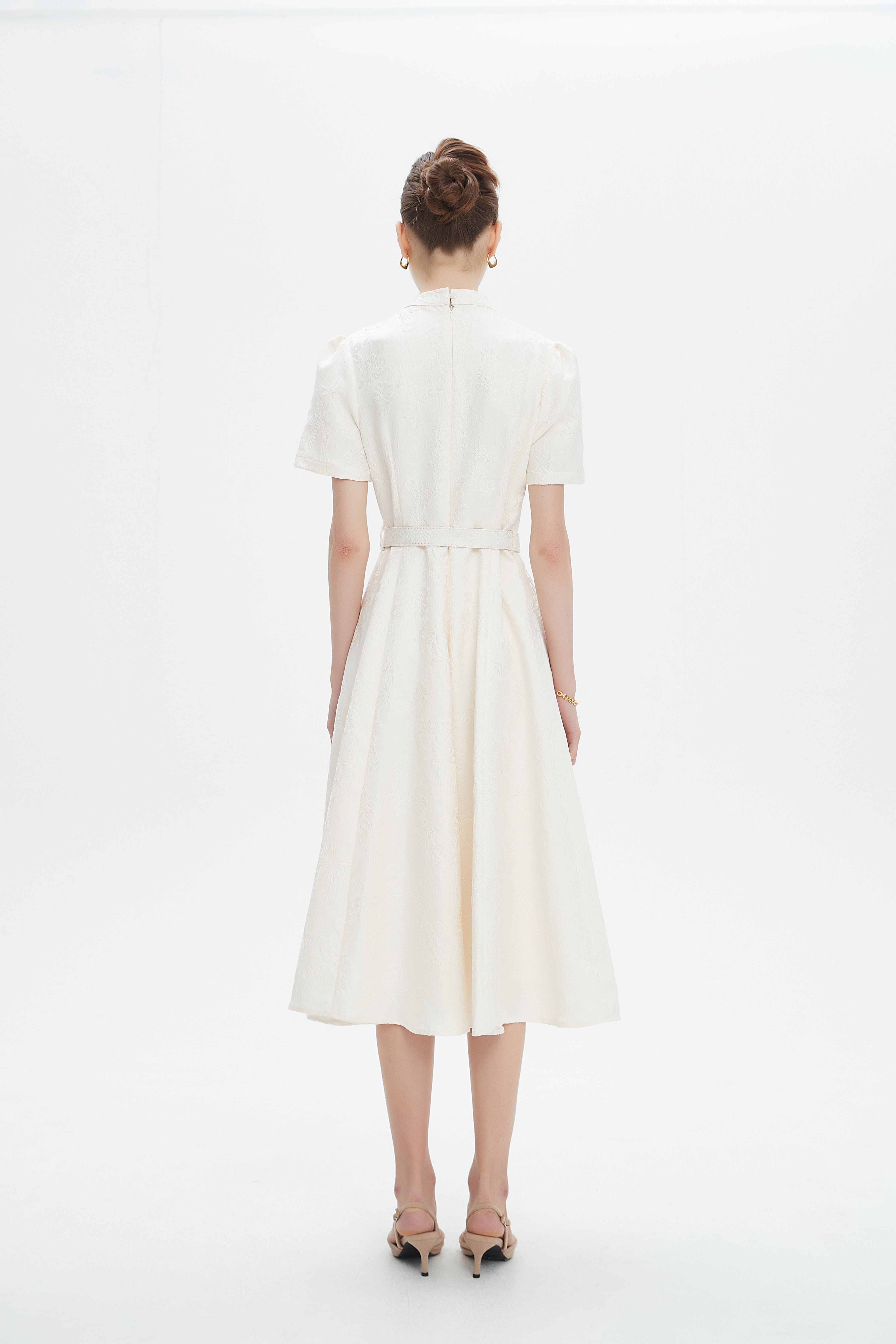 نتشي فستان ميدي بأكمام قصيرة بتطريز مشجر بحزام